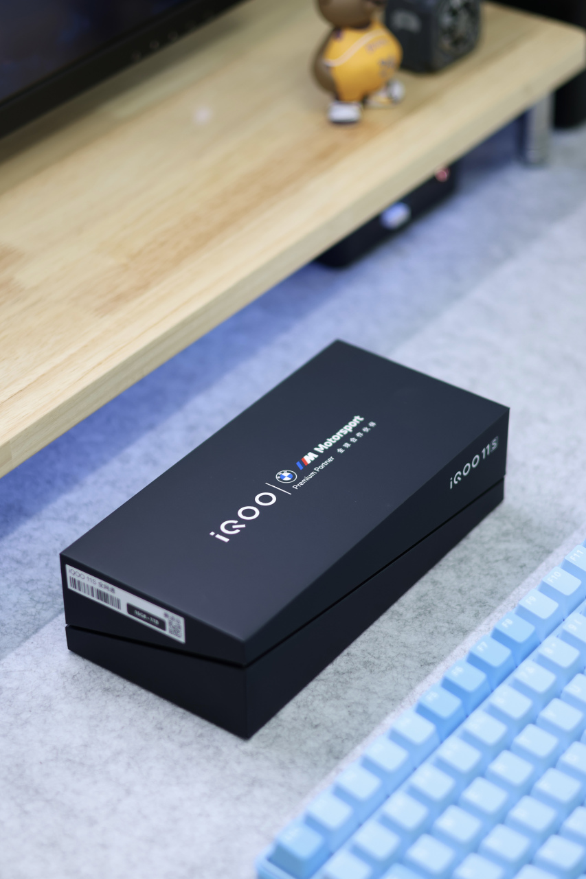 论手机包装盒材质,应该没有比iqoo数字系列好的,iqoo 11s的包装盒采用