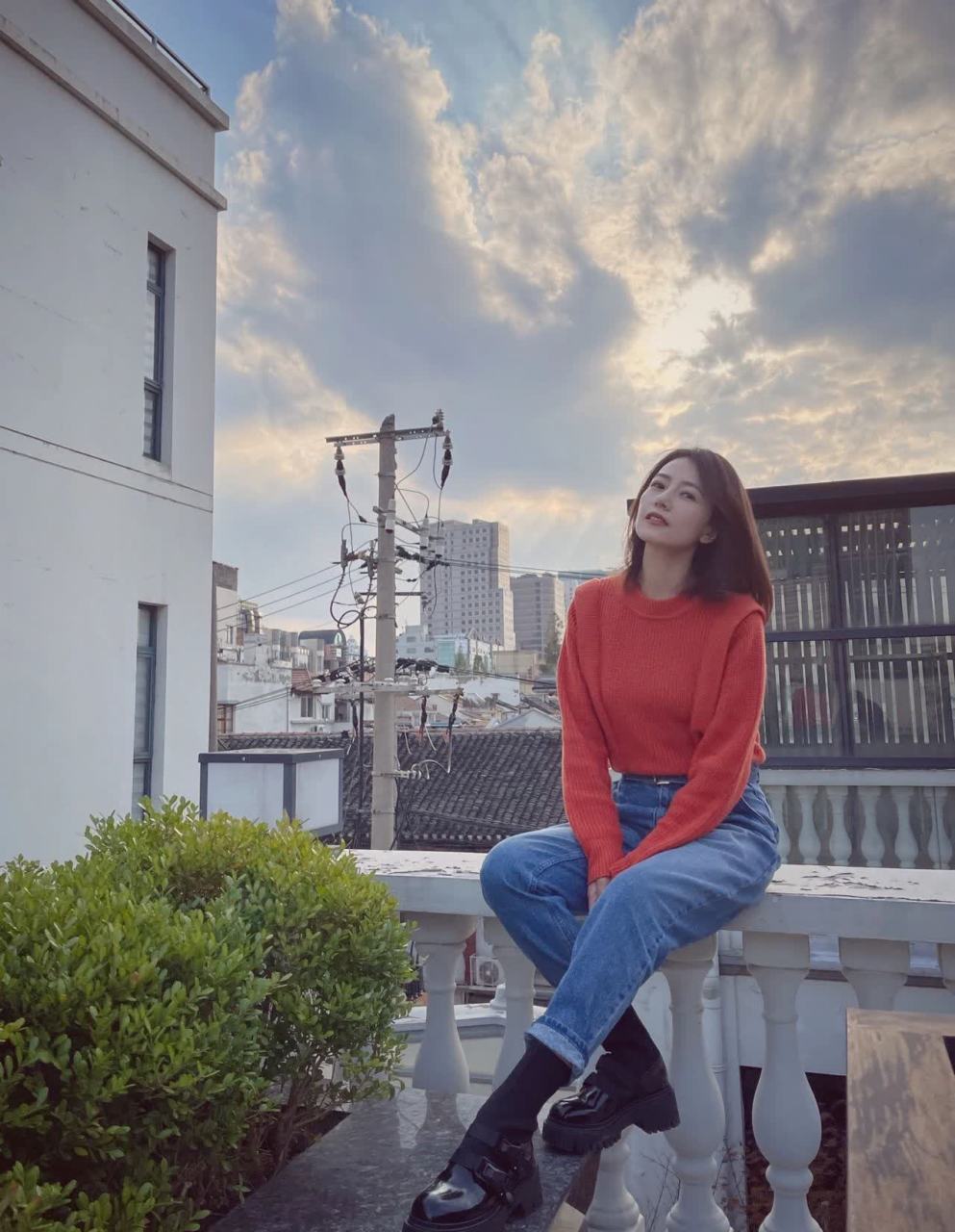 高圆圆今天更新了自己的日常,橘红色的针织衫与深蓝色牛仔裤拼接,在