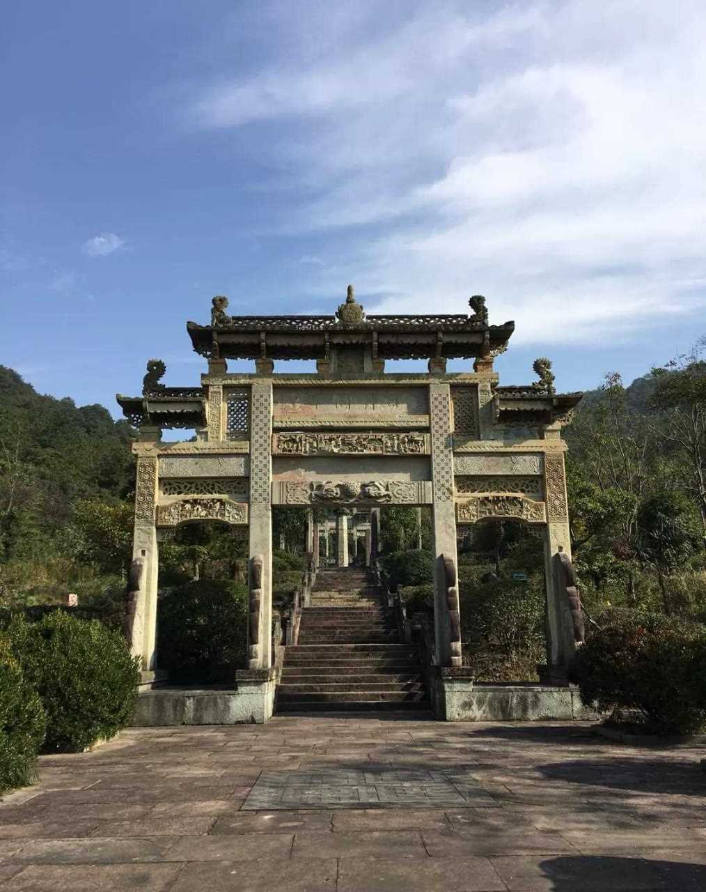 今天上午參觀東錢湖南宋石刻公園,園內的石雕群形態各異,列起陣來頗有