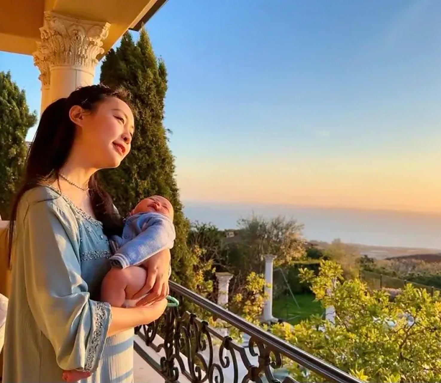 傅晓田在北京语言文化大学获得了英语语言文学学士,在北京大学获得了