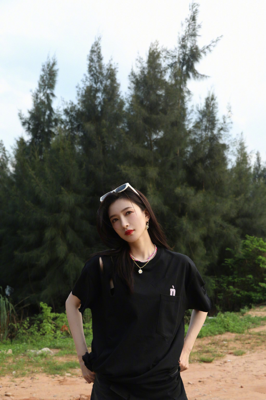 江疏影的一组海边ootd美照! #江疏影