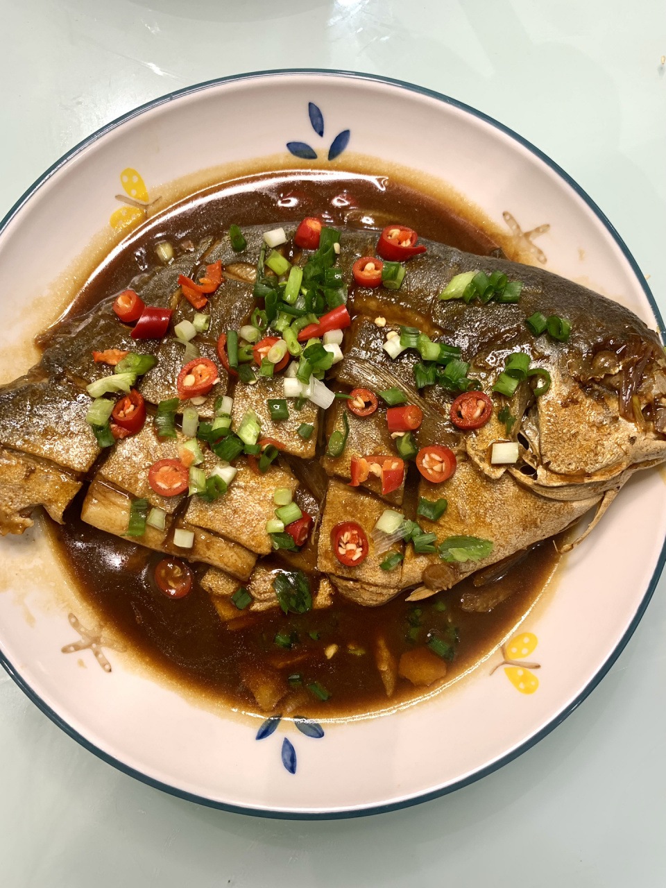 今天被自己做的红烧金鲳鱼香迷糊了,感觉比其他鱼好吃,没什么刺[自拍