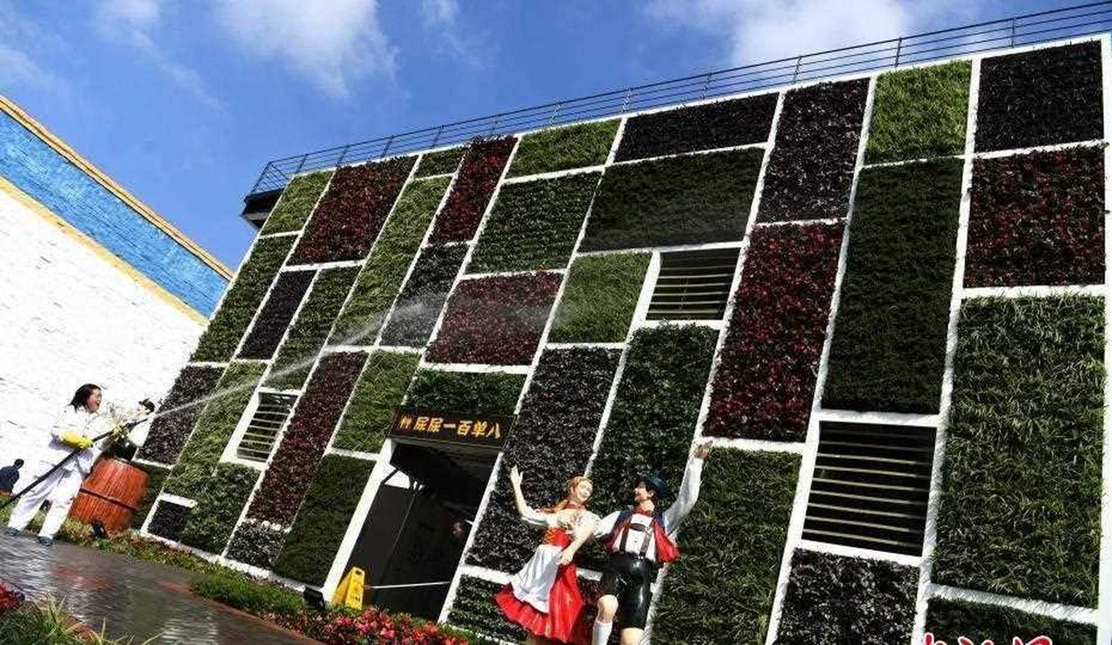 重庆渝北区红酒博物馆打造的室外环保公厕正式亮相,厕所墙上栽满鲜花