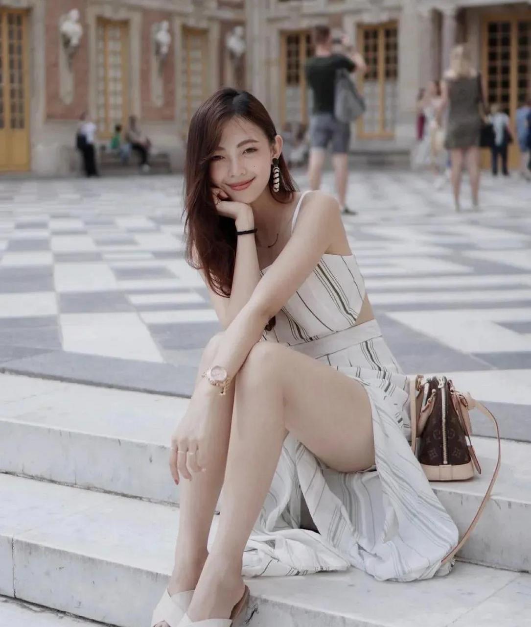 春日游,杏花吹满头. ——韦庄《思帝乡61春日游》