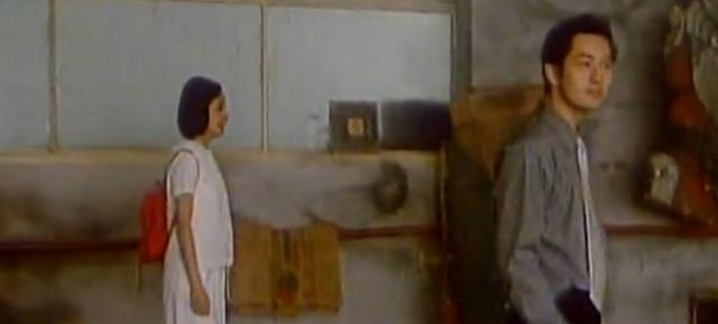 赵薇的第一部电影《女儿谷》改编自周建萍的小说《回眸女儿国》,由