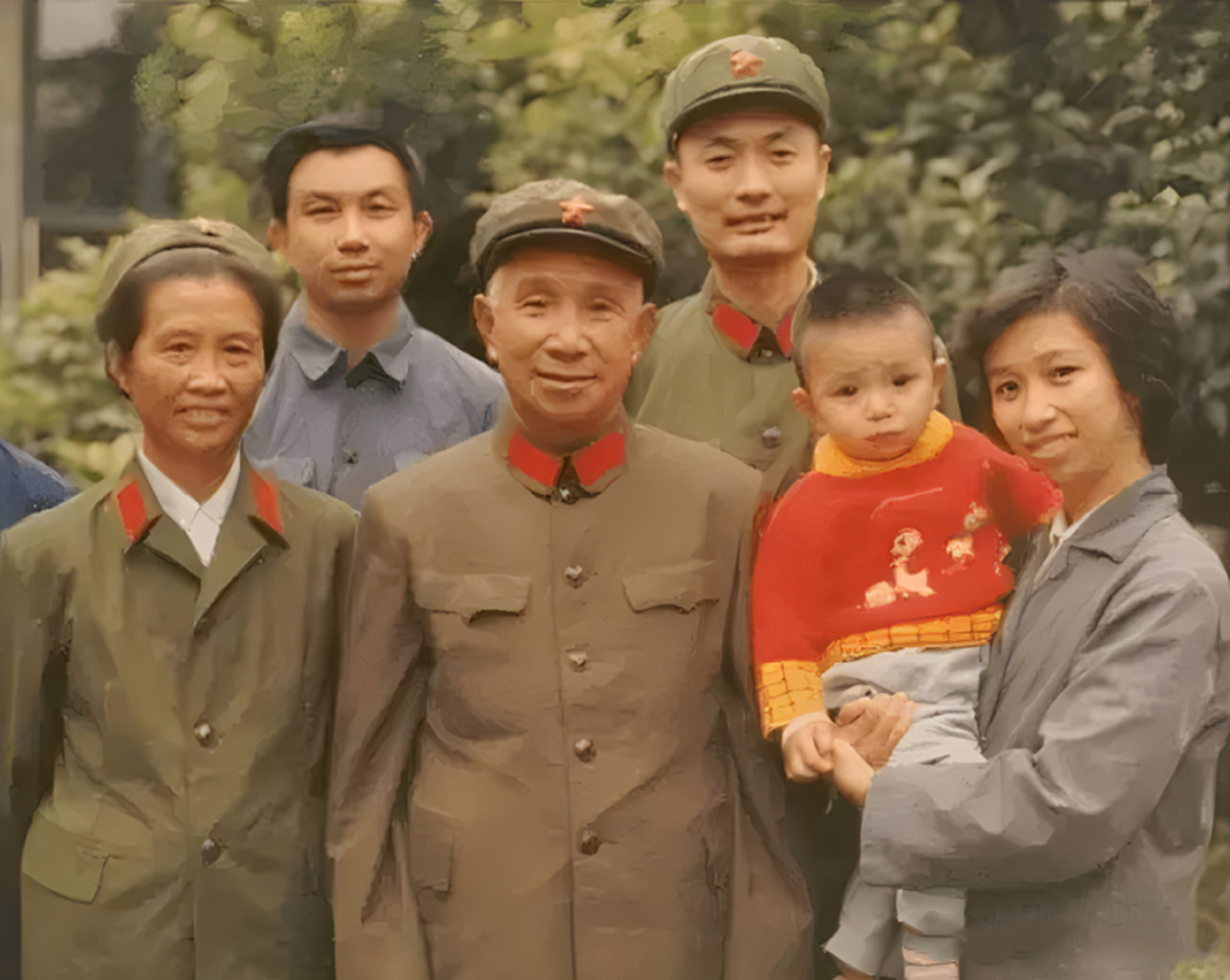 晚年粟裕将军的一张珍贵的全家福,照片上的粟裕,头发已白,面带微笑!