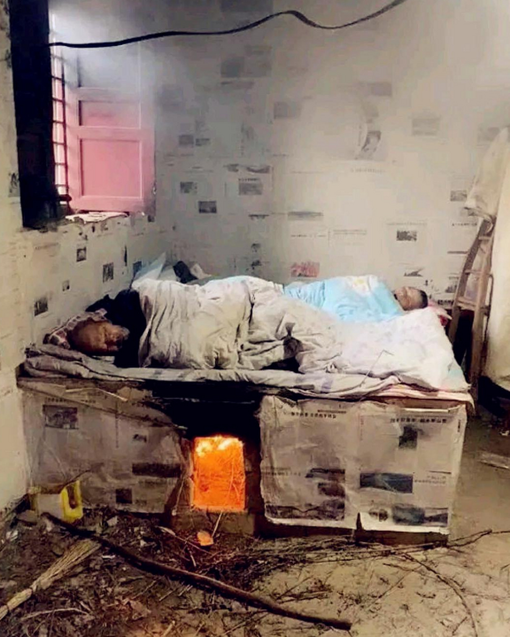 网友:有一说一,这样睡火坑上,也太不安全了!