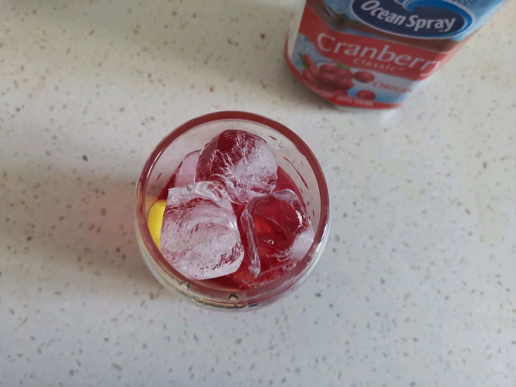 蔓越莓柠檬养乐多 蔓越莓中含有花青素,具有特殊的抗氧化能力和清除