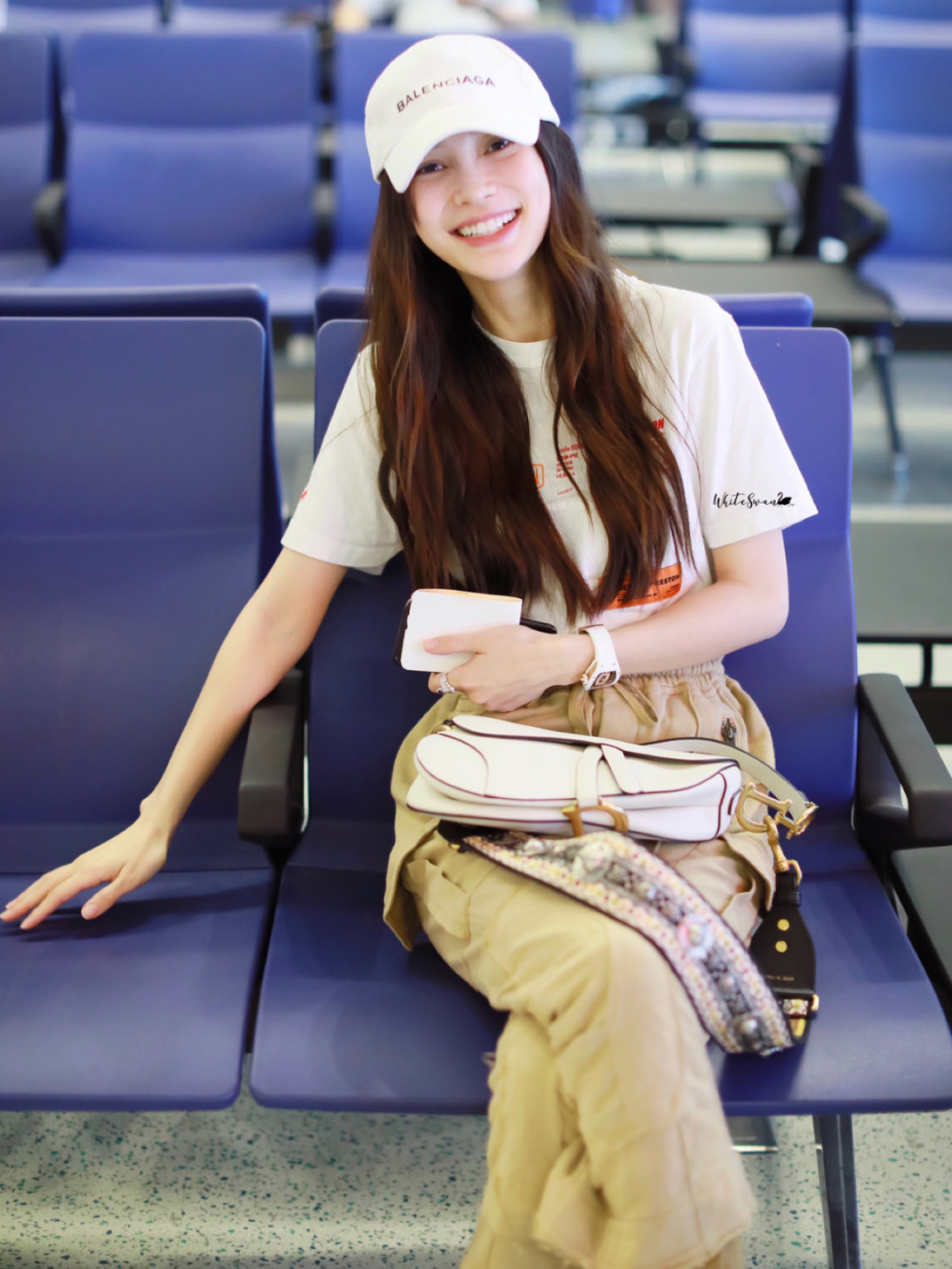 笑的也太甜了吧 angelababy机场私服穿搭分享 baby和粉丝互动笑得太甜