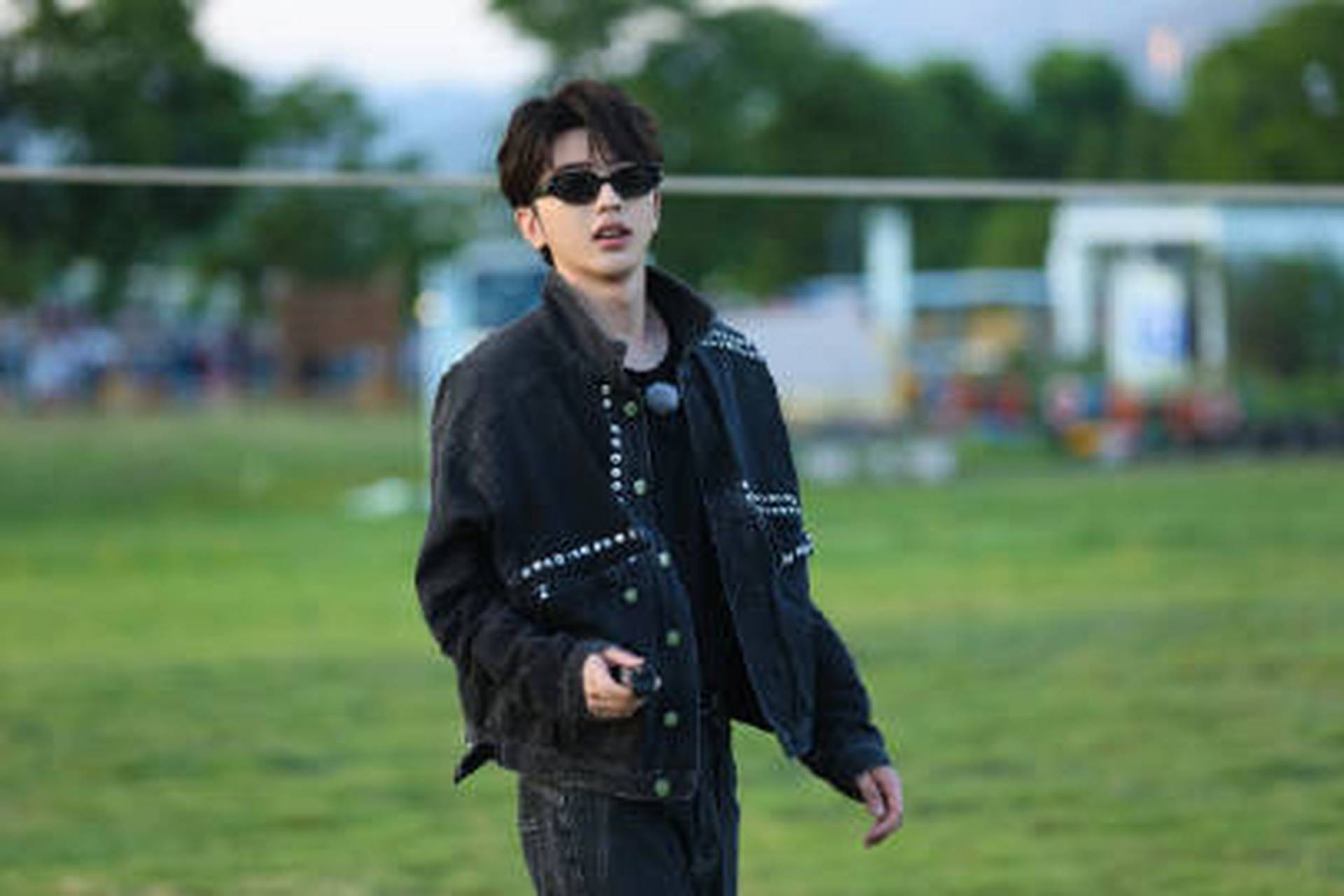 蔡徐坤奔跑吧墨镜牛仔衣造型,真的是太帅了呀坤坤今晚见