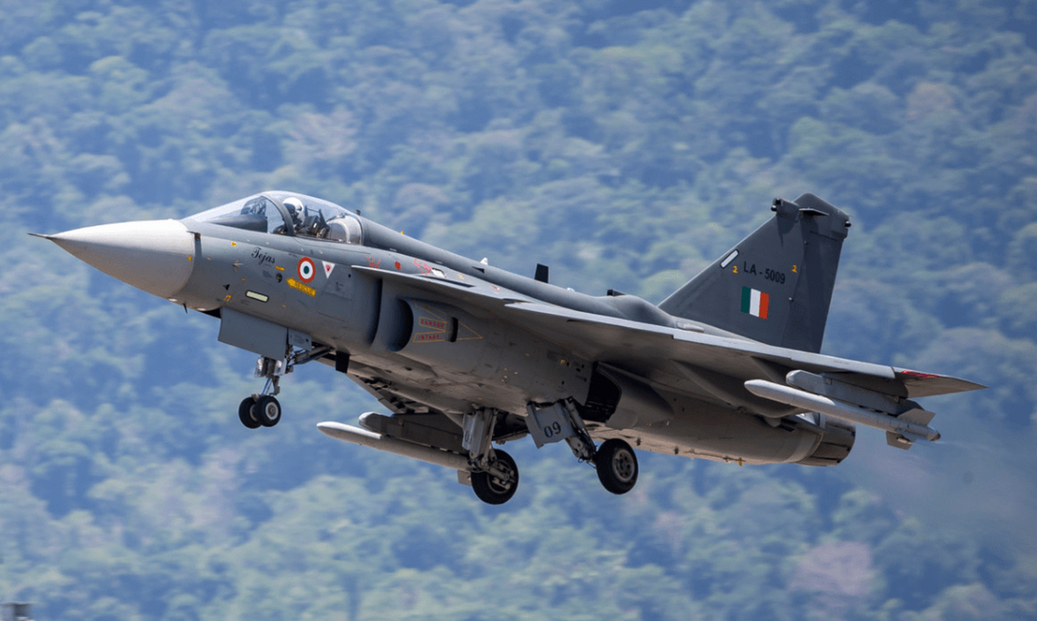 lca光辉战机(light combat aircraft tejas)是一种轻型,单引擎,多用途