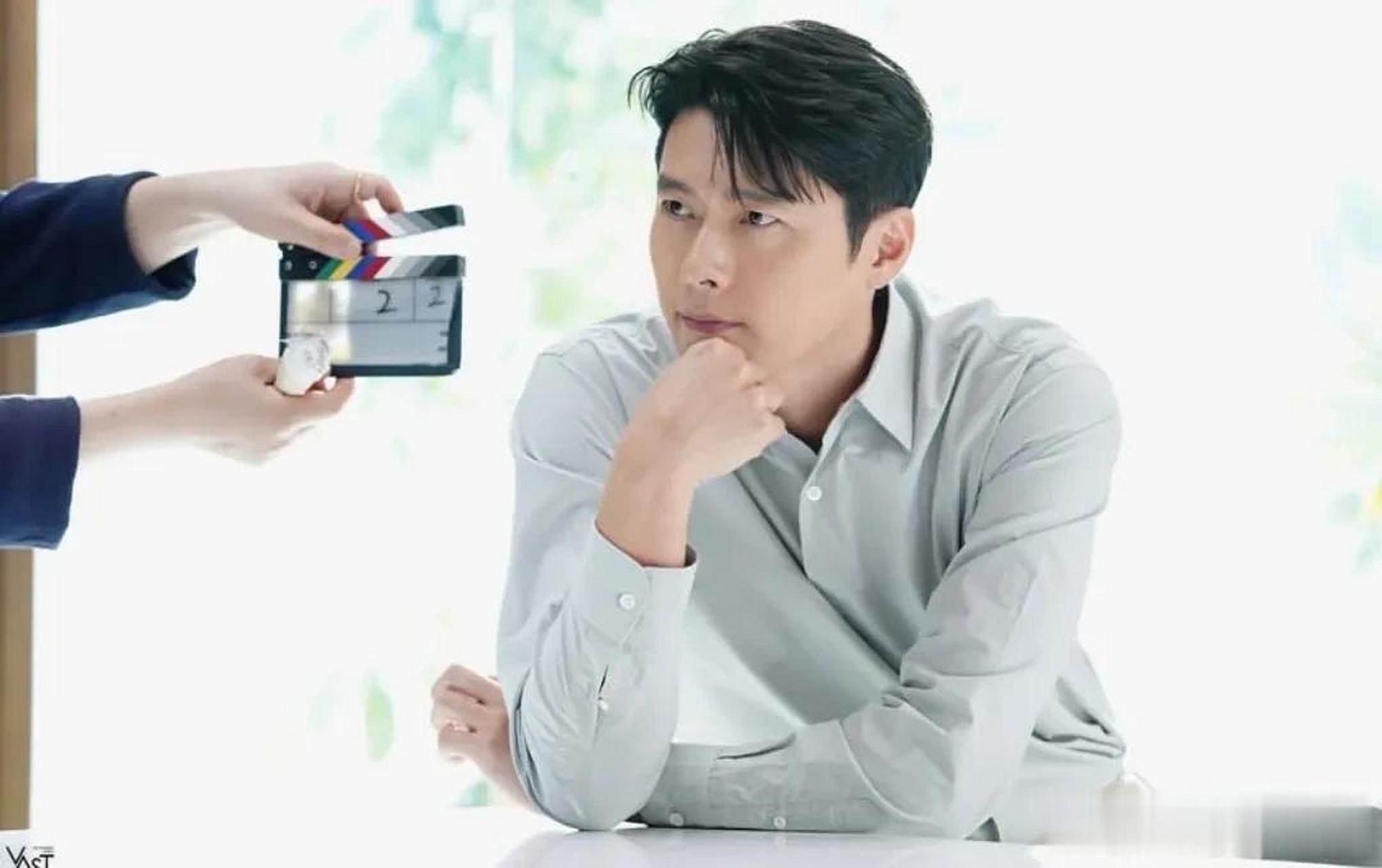 24日,演员玄彬在自己的instagram上上传了多张照片,没有留下任何评语.