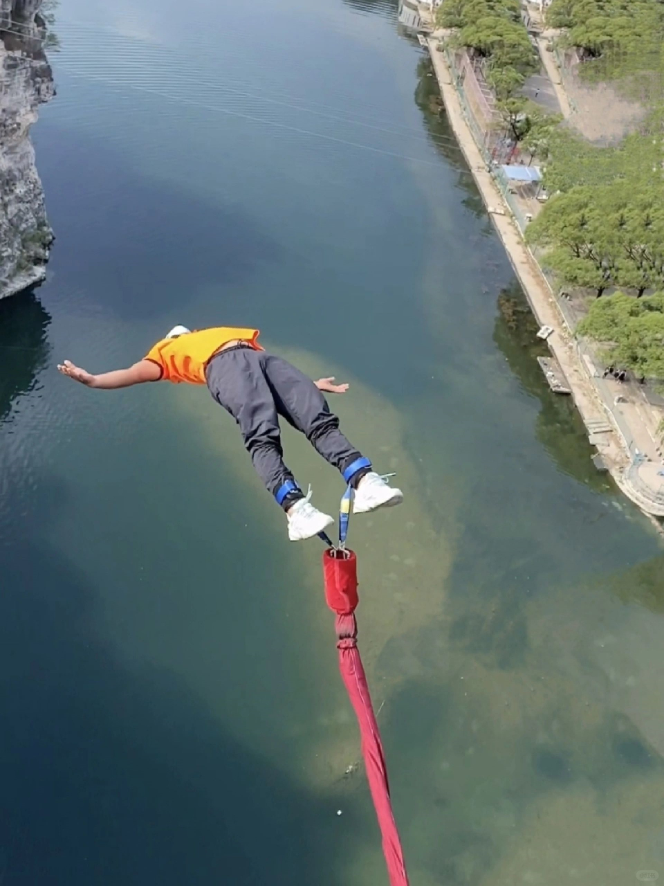 济南版澳门塔蹦极没人敢挑战?