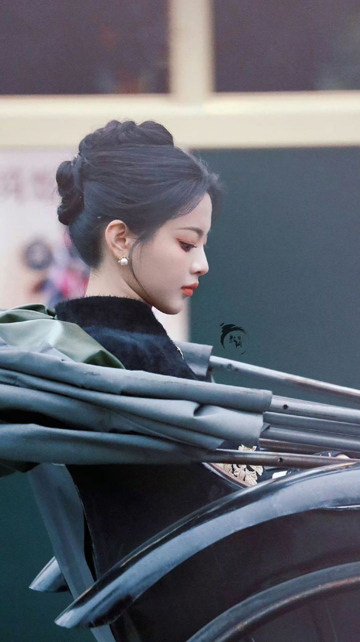 这个侧颜,有点piu亮!#杨超越侧颜# #娱乐最前沿