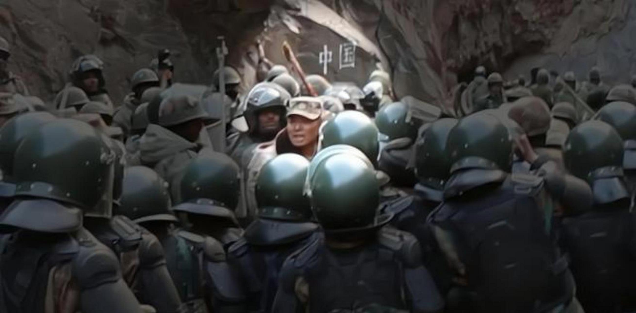 我军战士陈祥榕,面对几名印度军人的嬉笑挑衅,虽心生愤怒,却不能开枪!