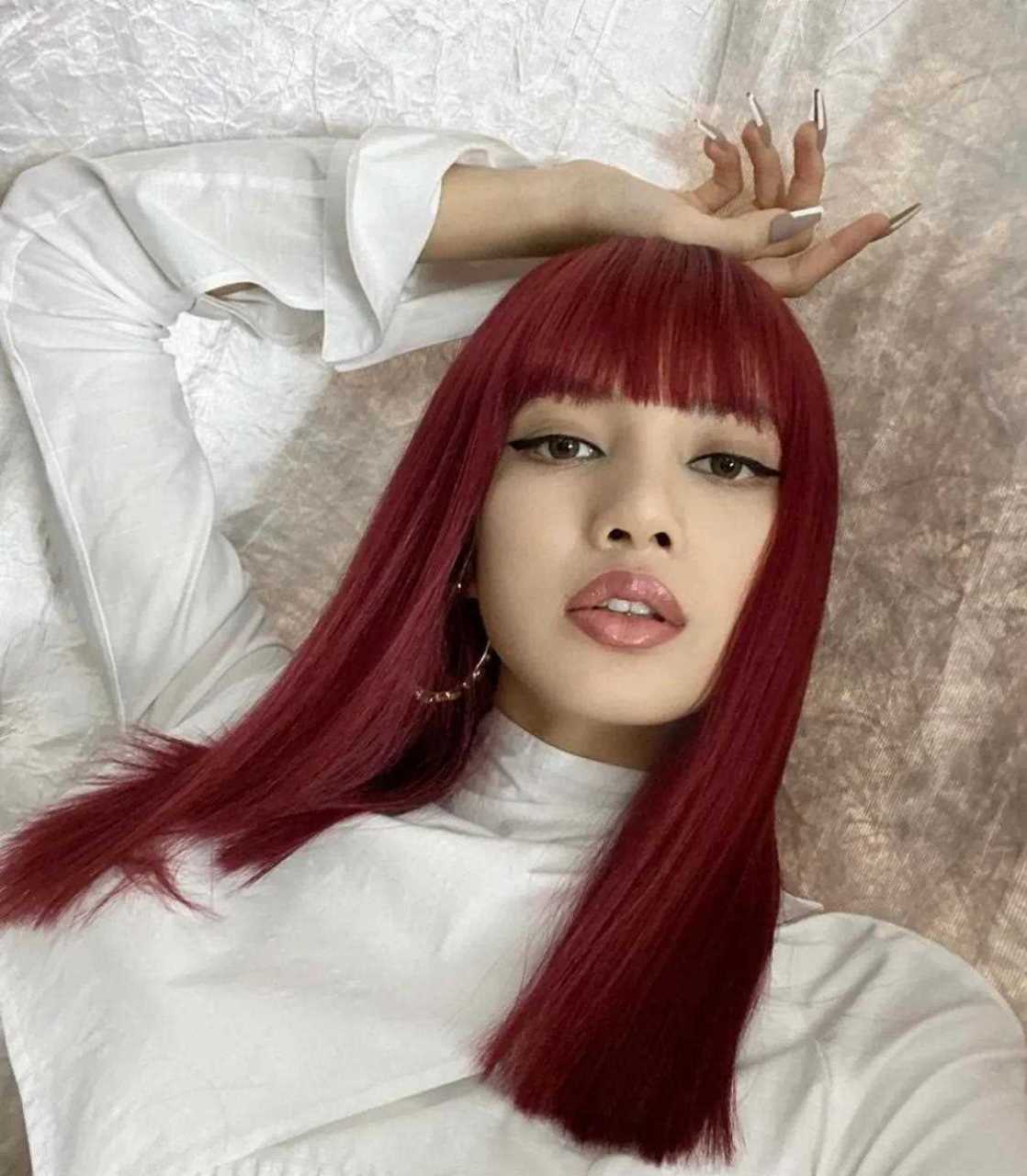 lisa这次又对自己的头发下手了,酒红色得齐刘海造型充满异域风情,也让