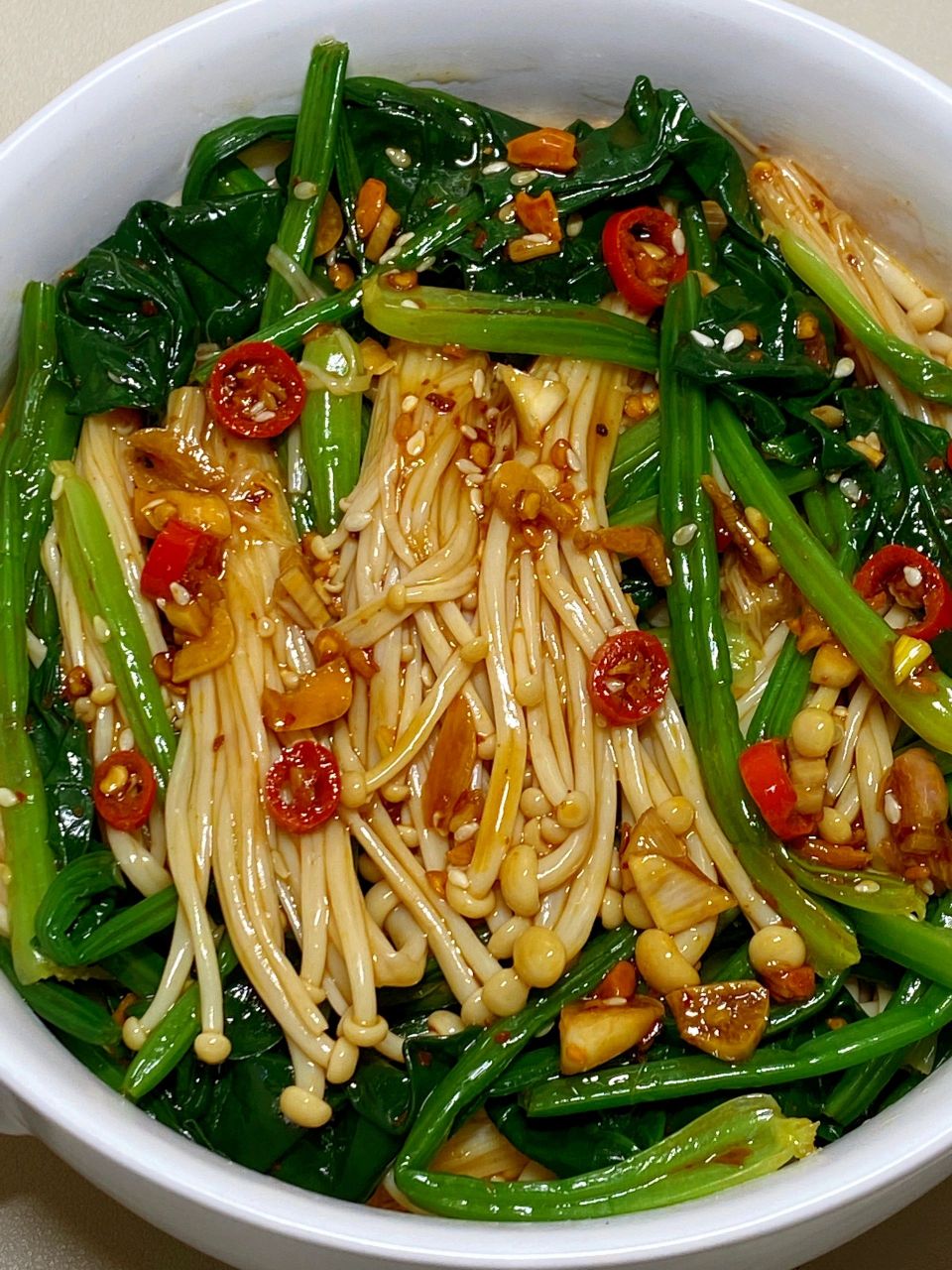 推荐给减脂期的姐妹们! 食材:金针菇 菠菜 详细做法如图