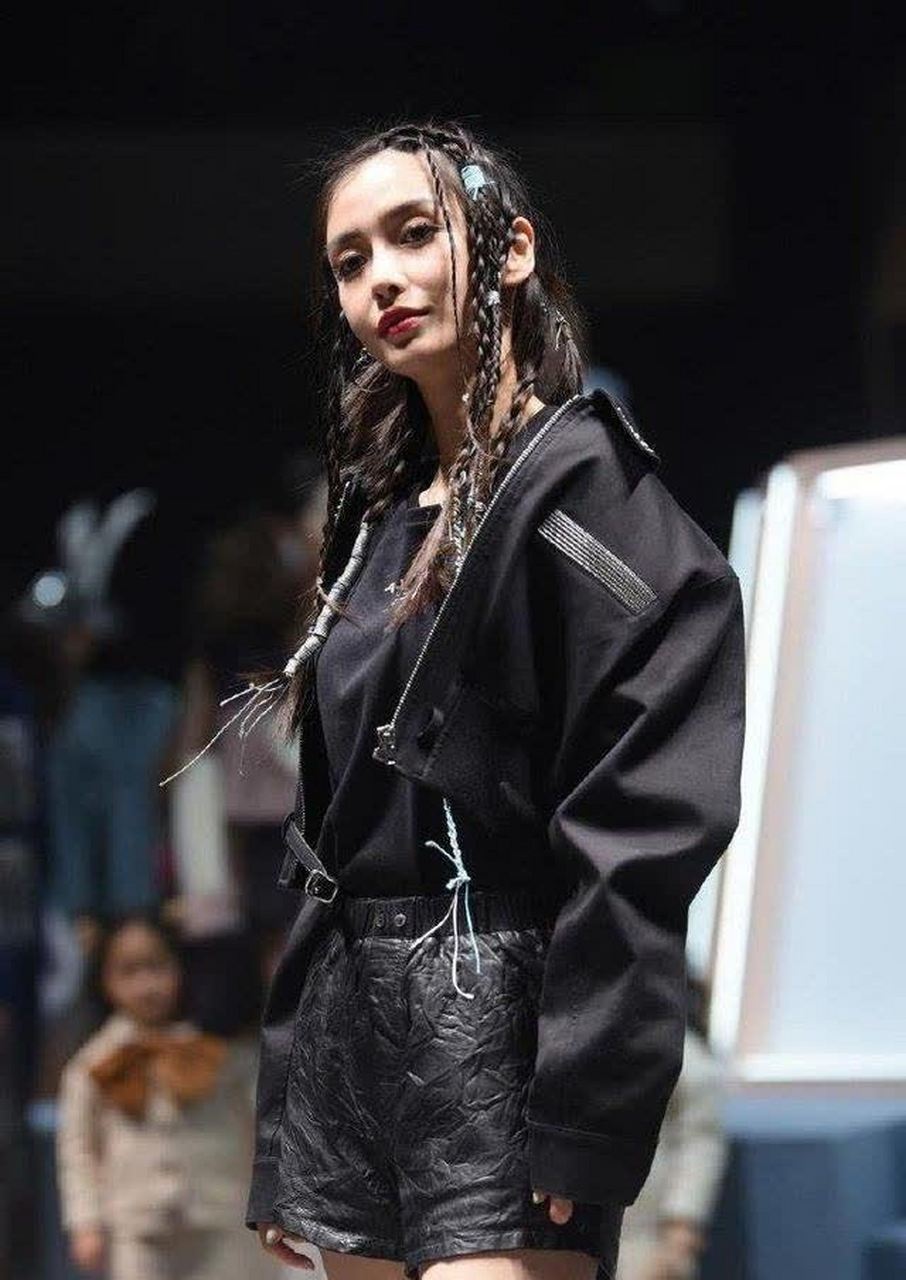 angelababy杨颖身穿百褶短皮裤搭配辫子,款式夸张,整体审美偏向中性
