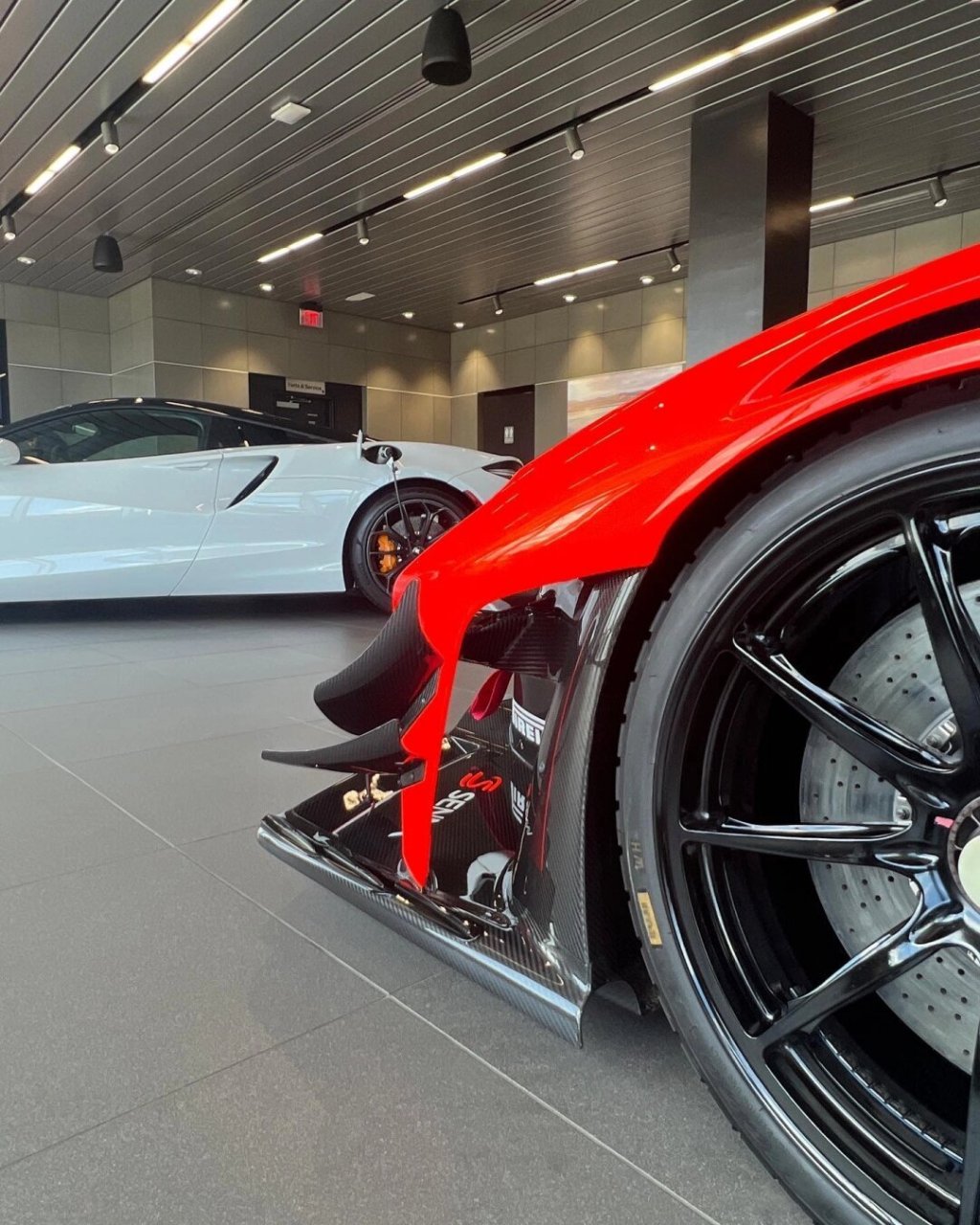 迈凯伦 senna gtr 赛道版本展示 senna gtr 赛道版本采用了轻量化材料