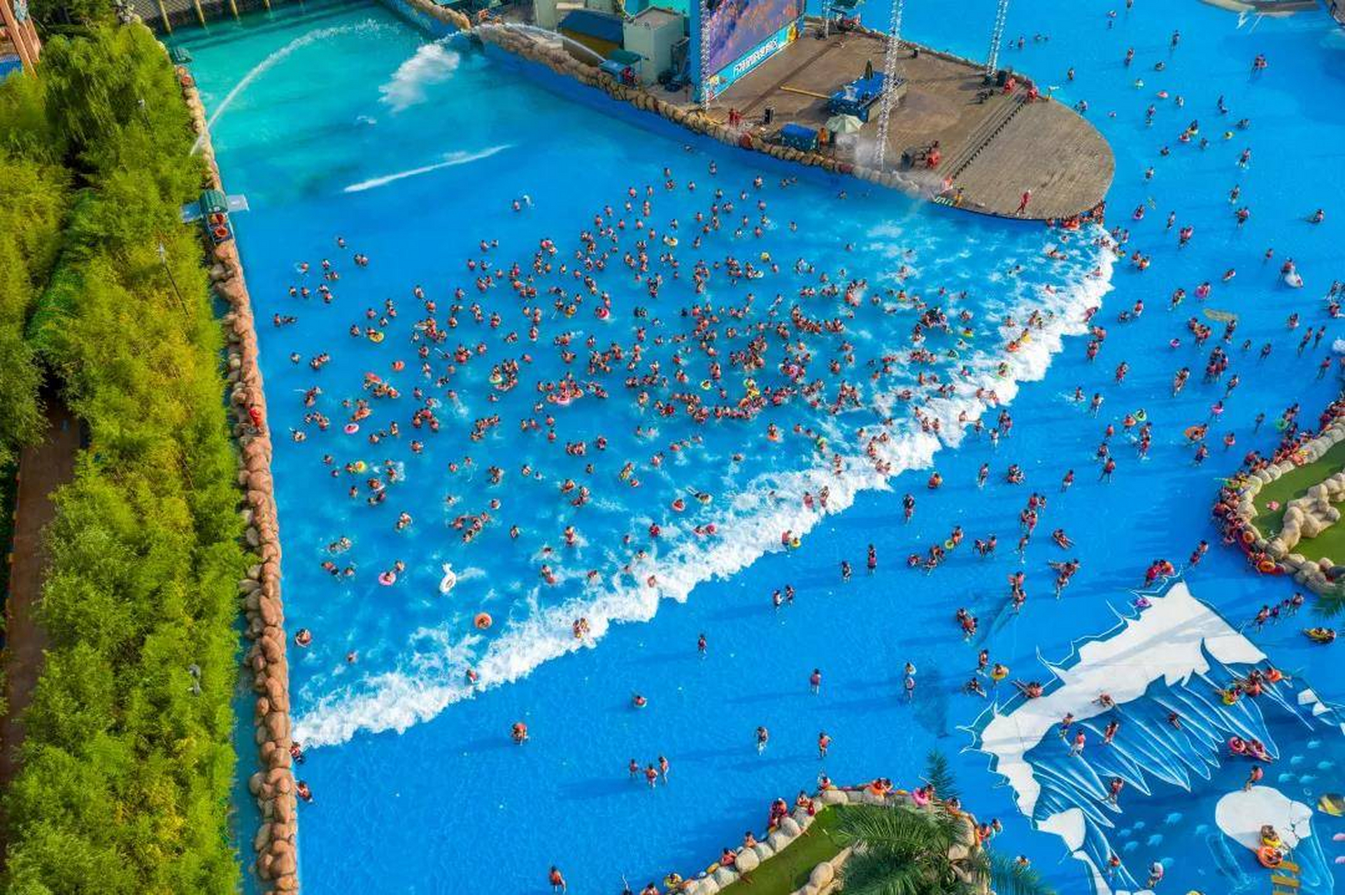 郑州夏日的蓝,在造浪池的蓝色海浪中,在激流勇进的蓝色漩涡里,在一片