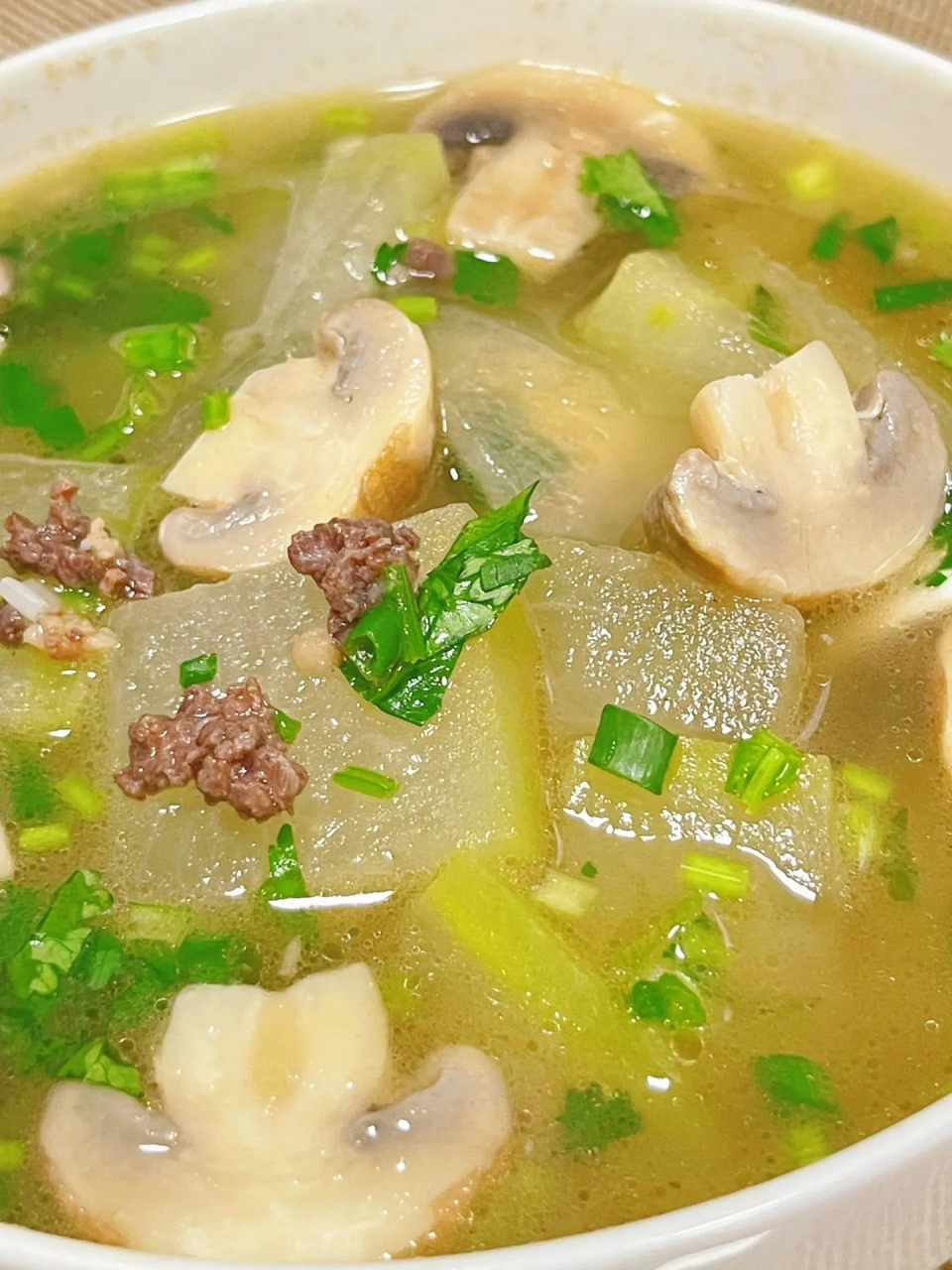 冬瓜牛肉菌菇汤味美鲜甜清爽低脂  好喝到没朋友了  食材:冬瓜,牛肉