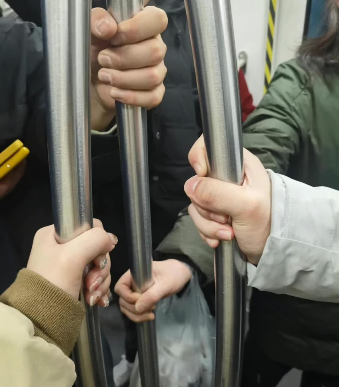 你觉得地铁的扶手设计怎么样?[大笑]