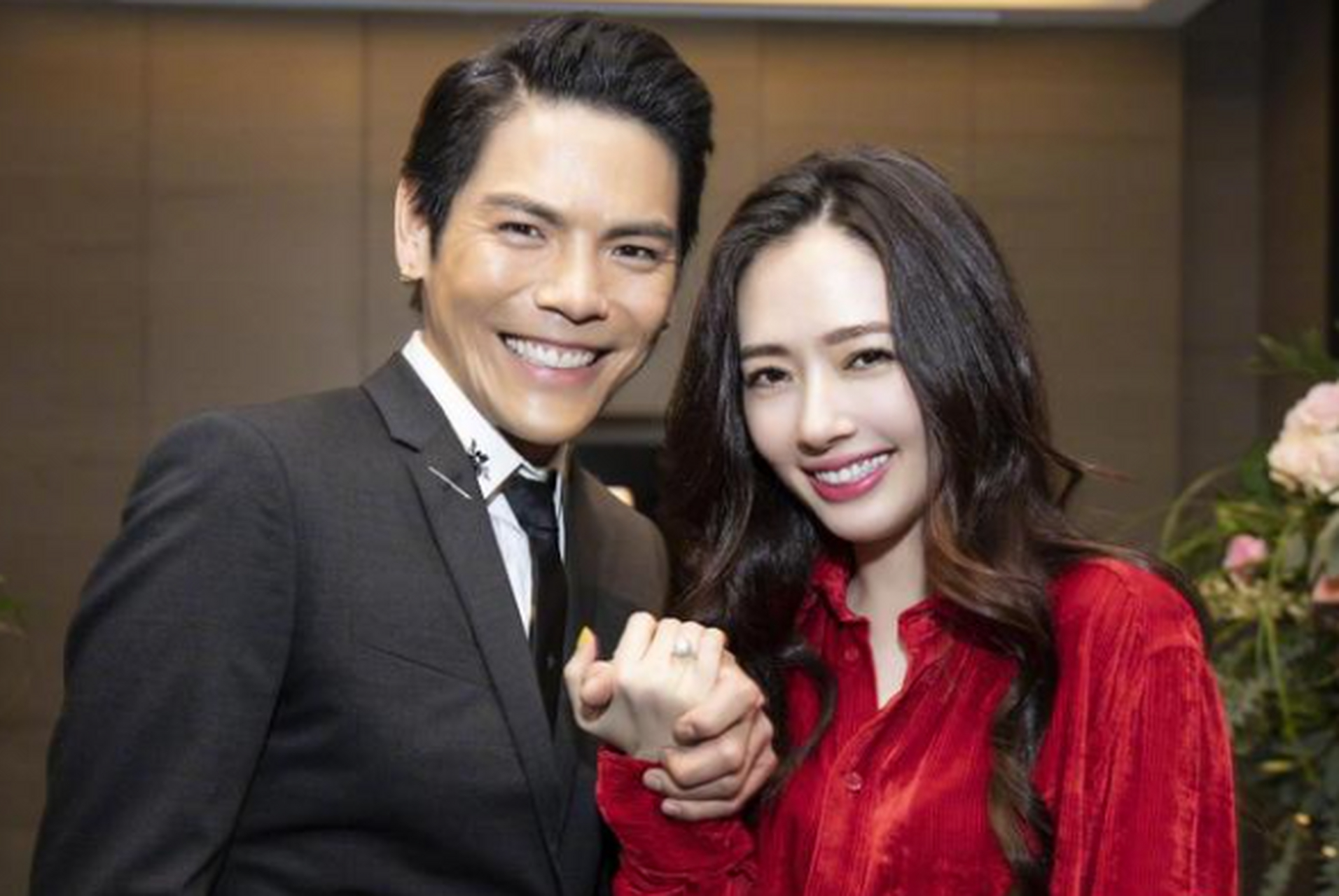 "  除了黄婉佩,向佐还跟应采儿,阿娇,内衣模特等人传出过绯闻