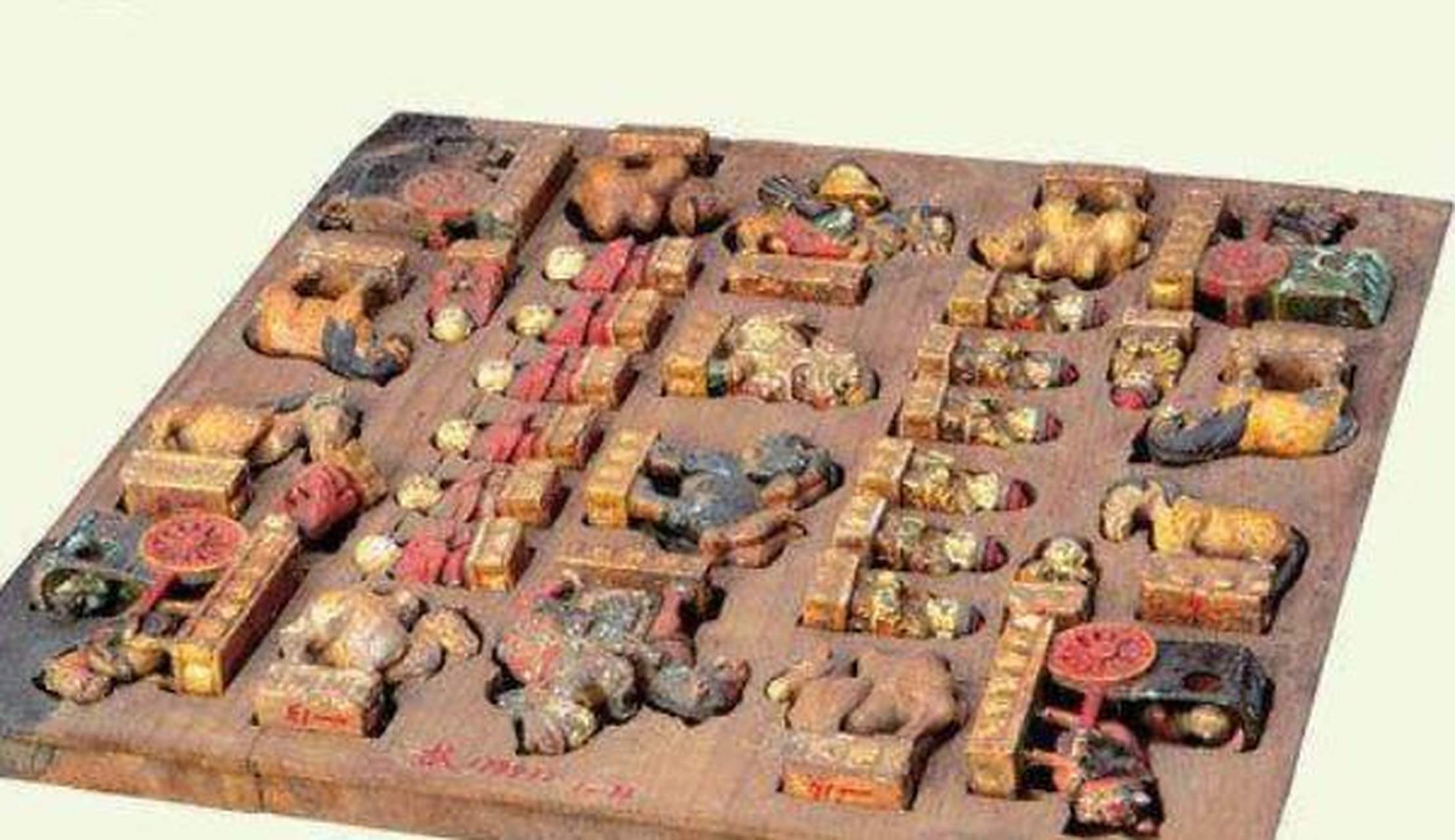 蒙古象棋满语又称"沙特拉",棋子也是木雕的实物象形棋子,这些棋子包括