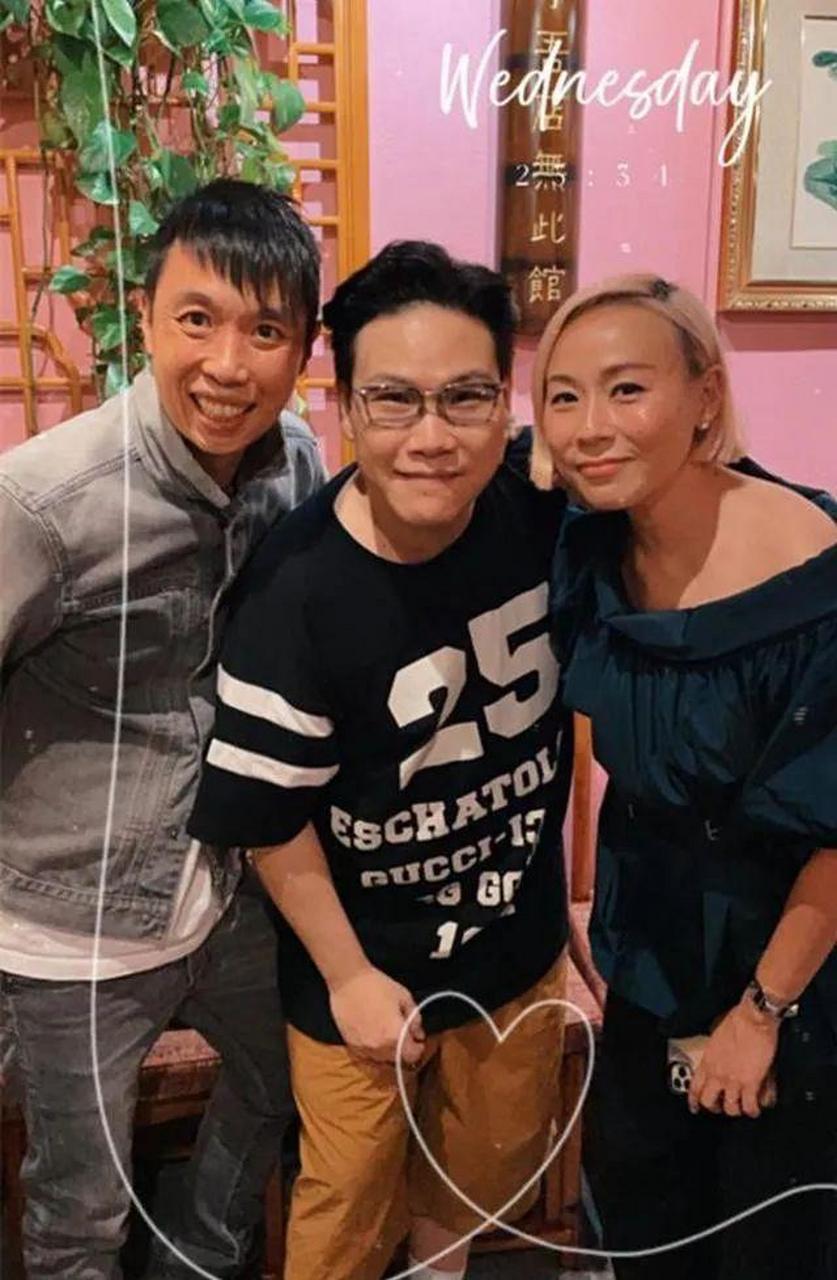 苏永康也开始晒娃了!虽然和老婆穿搭俗气,但在孩子面前一脸慈父