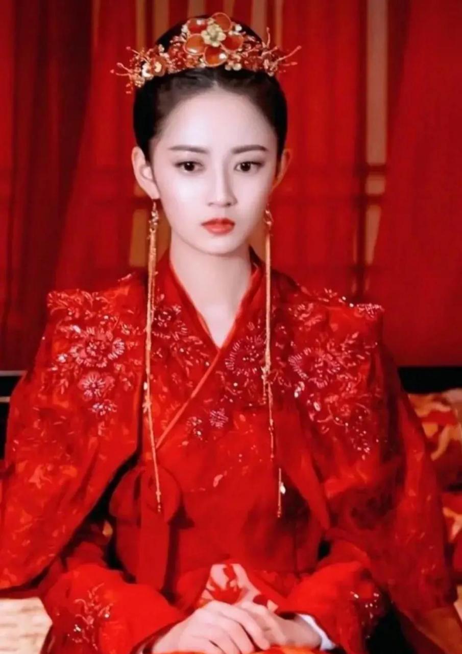 陈钰琪红衣古装造型美翻了,眼睛好漂亮
