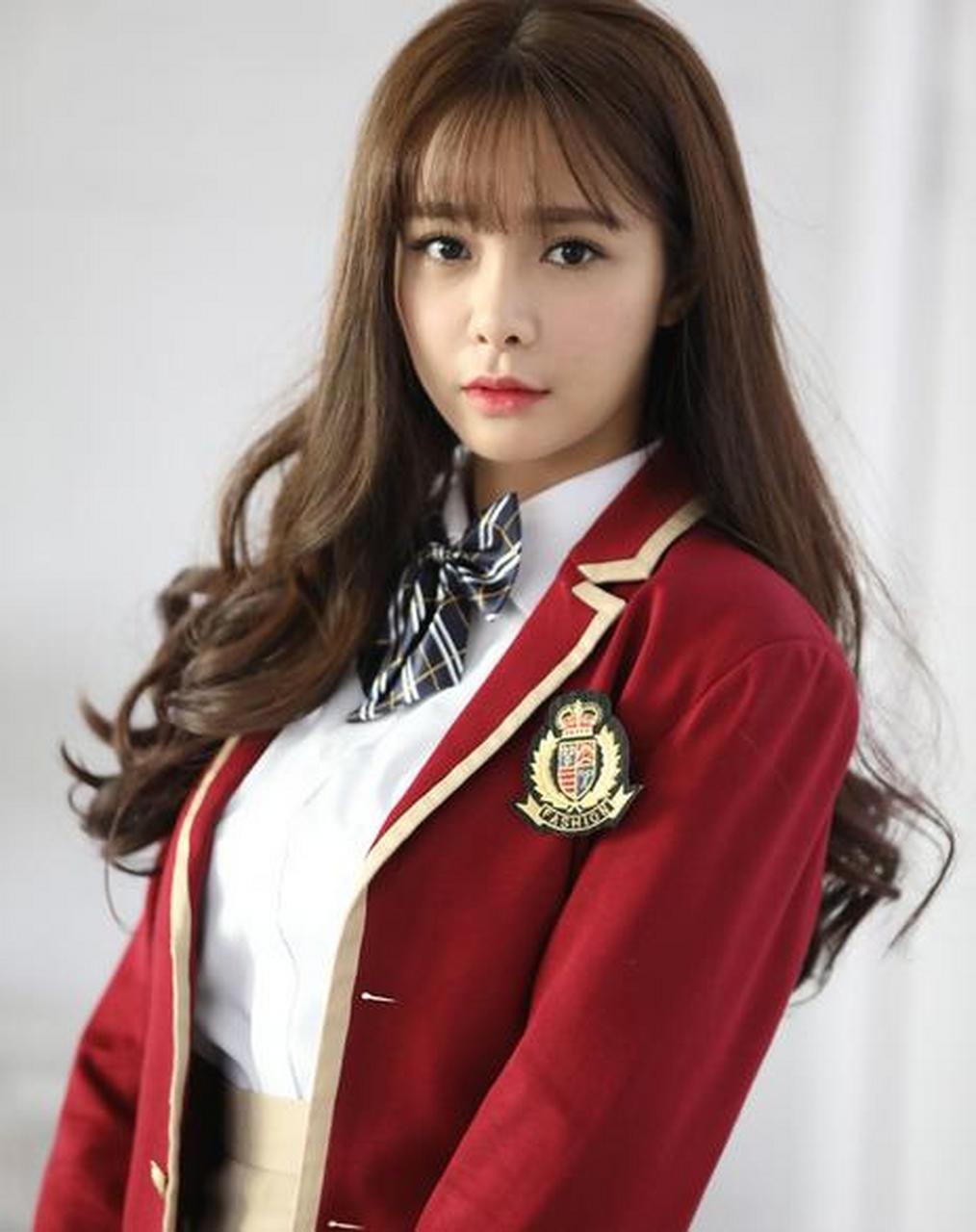 沈梦辰这位女星是从主持人出身的,早前的时候她在芒果台的时候就凭借