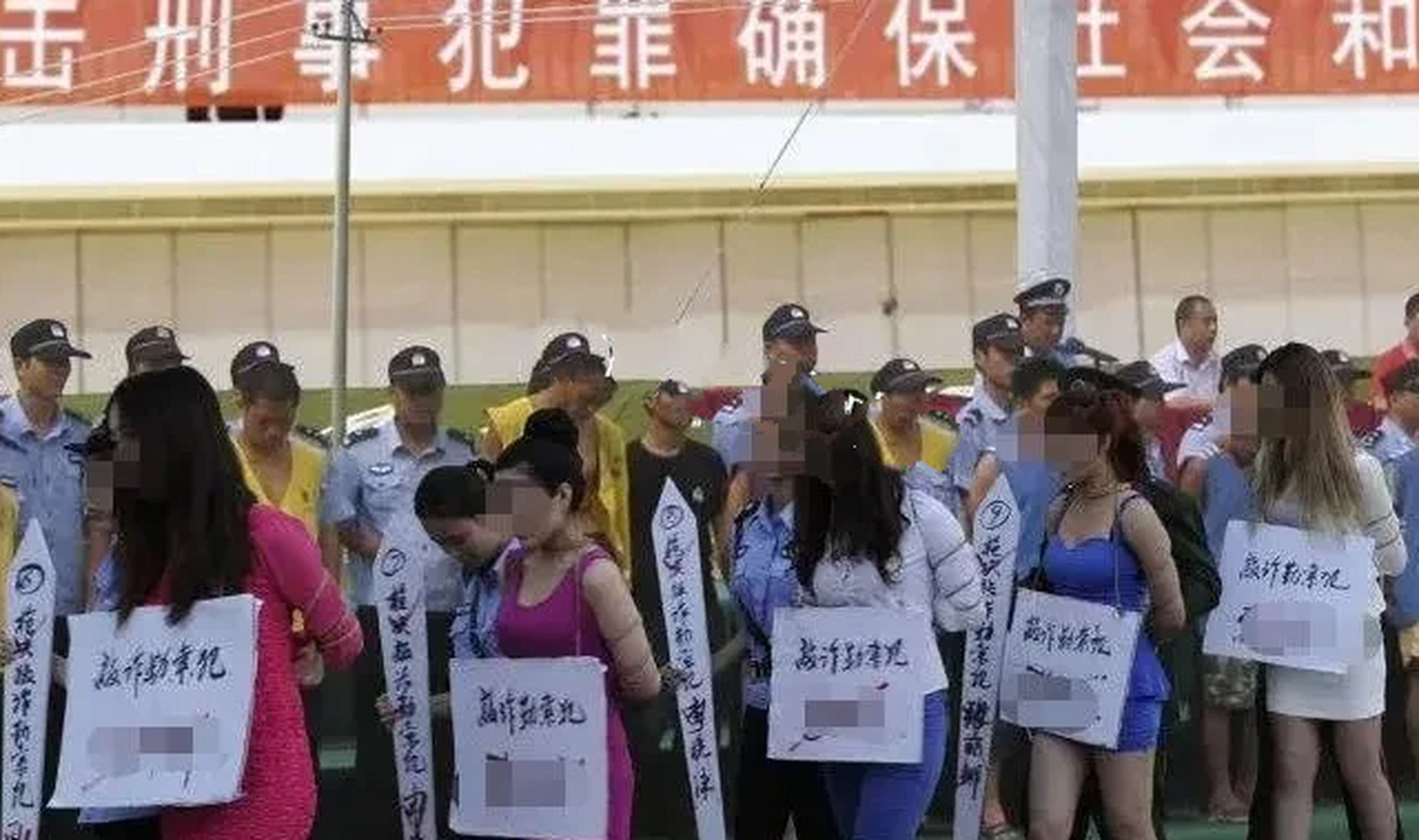 公审大会上的女死刑犯格外引人注目,不知道是什么原因能让这么年轻的