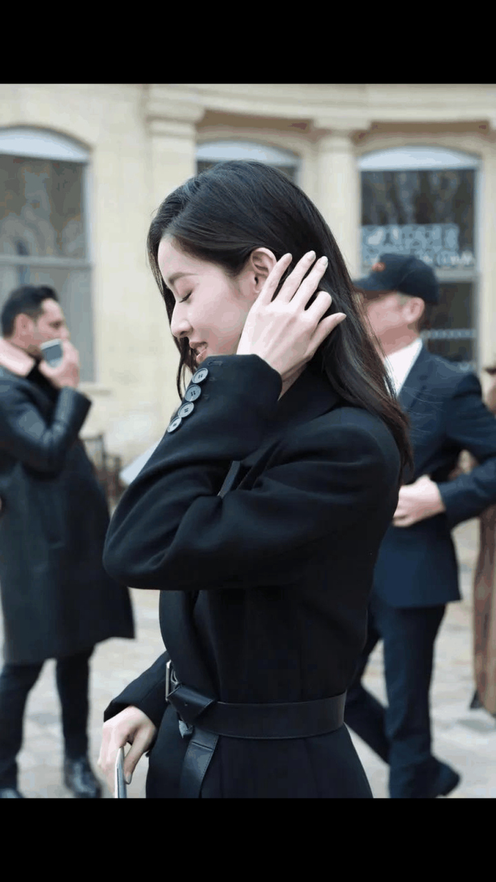 gif创作人# "京东老板娘"章泽天国外街拍!