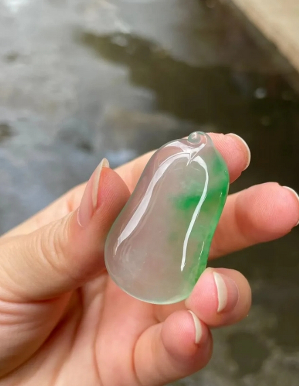 点击头像看直播# #翡翠珠宝#用紫光灯打在手镯上,表面无改变,内部无