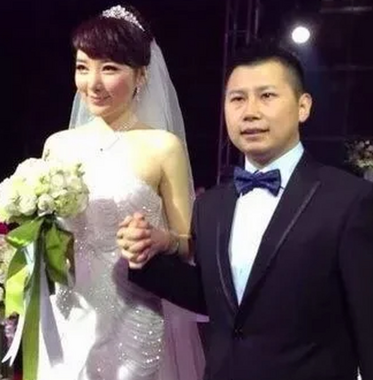 2007年,梁小娟给师娘王慧告状何云伟出轨了,王慧劝何云伟立马分手