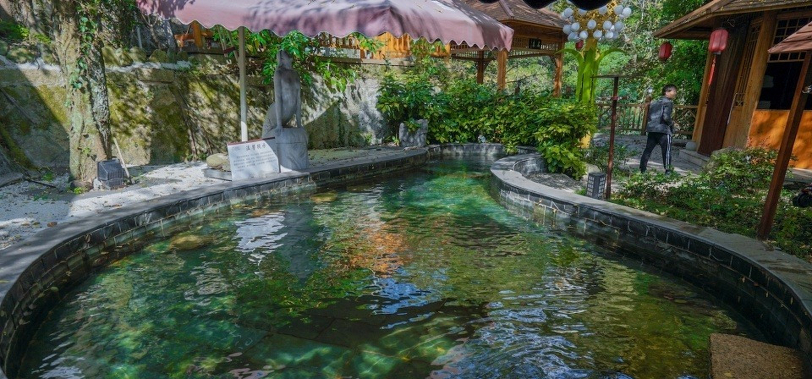 黄山温泉,又名朱砂泉,是蜚声中外的黄山"五绝"之一,有"天下名泉"之