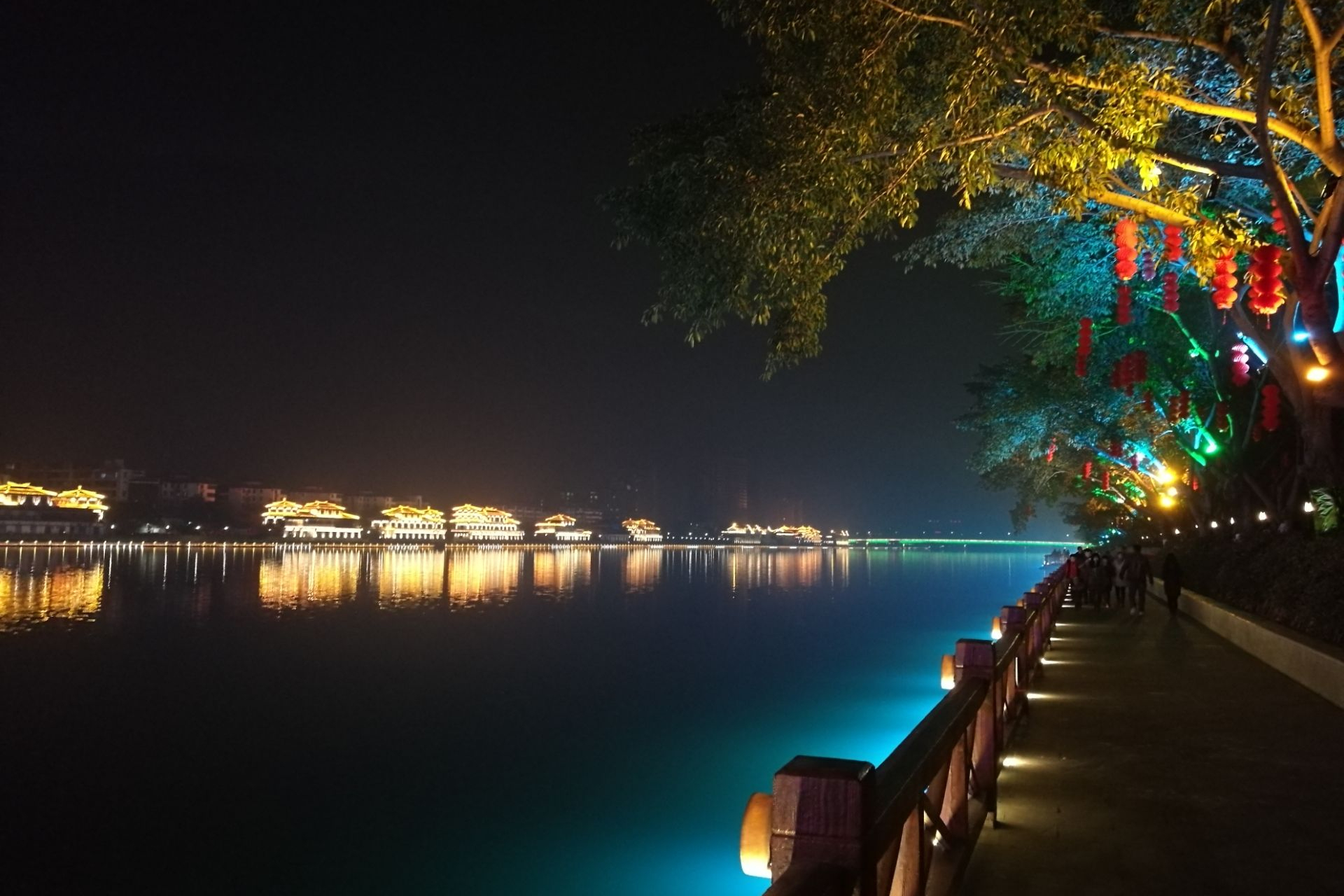 德阳金雁湖,于四川省德阳市广汉市,这个现代欧式园林占地800余亩,三面