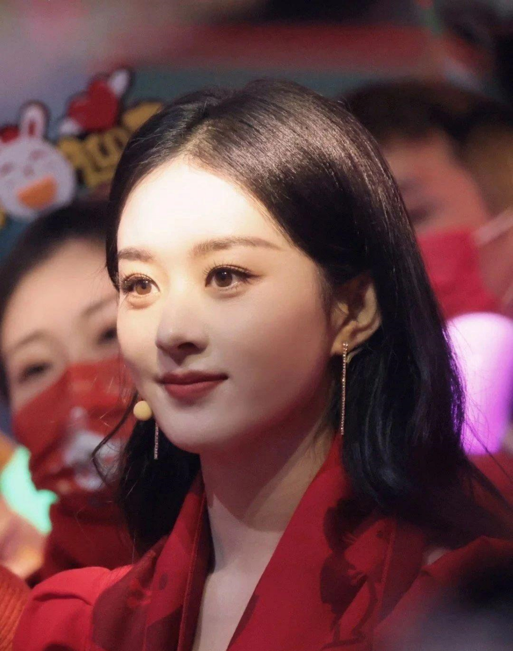 赵丽颖穿搭红色长裙,一头长长的卷发造型,现身在北京春晚录制现场