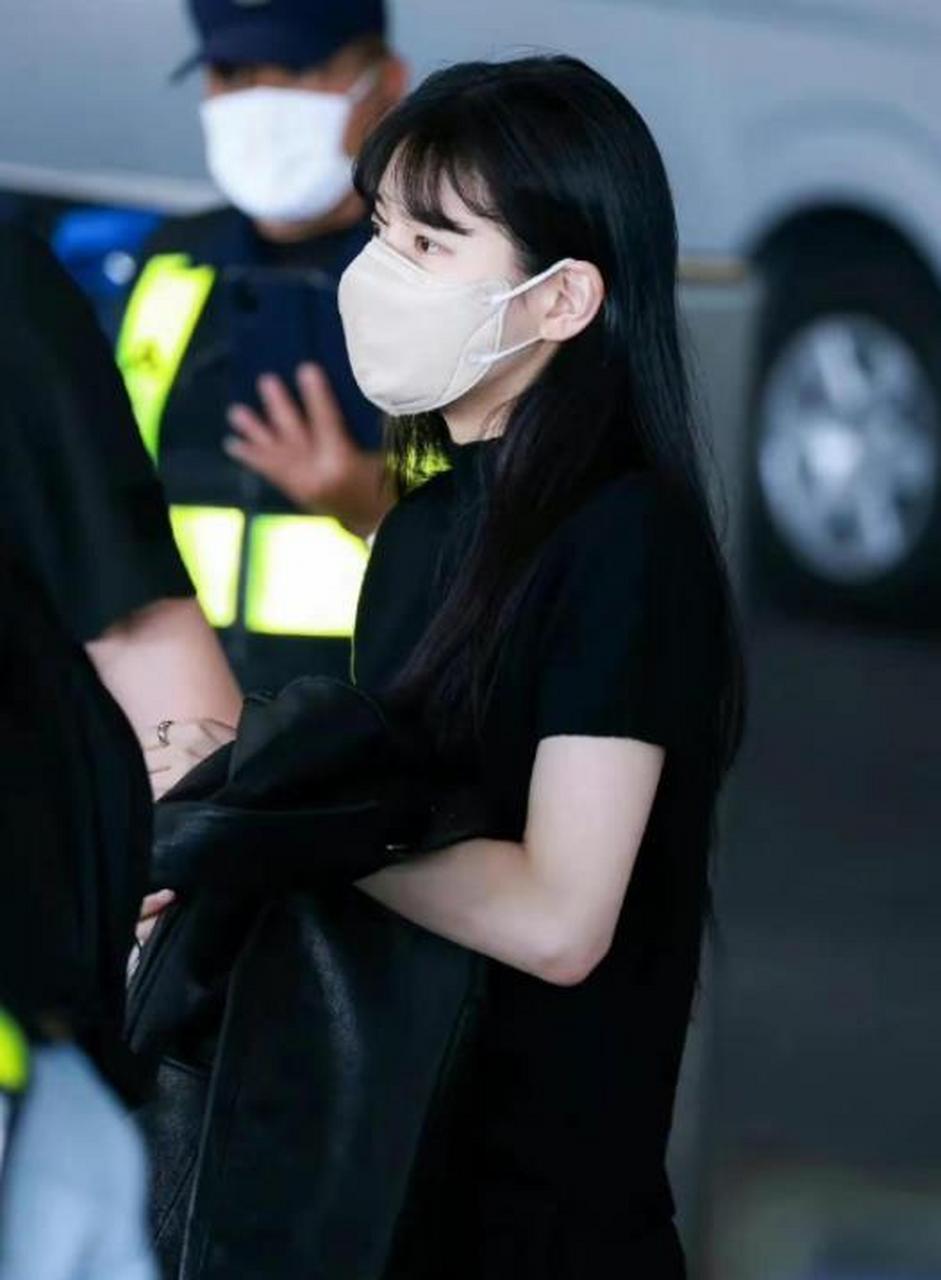 裴秀智穿着黑色短袖毛衣,梳着韩国风刘海.多好啊!