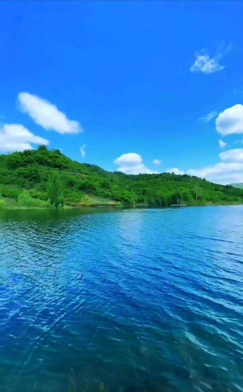 静静的坐在河边看着这湛蓝的河水,心情无比舒畅