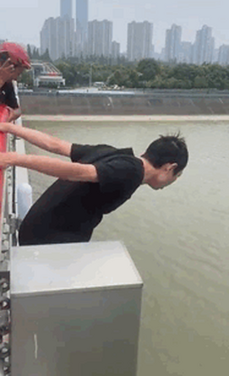 近日,31岁外卖小哥彭清林,从12米高的钱塘江西兴大桥上,一跃而下