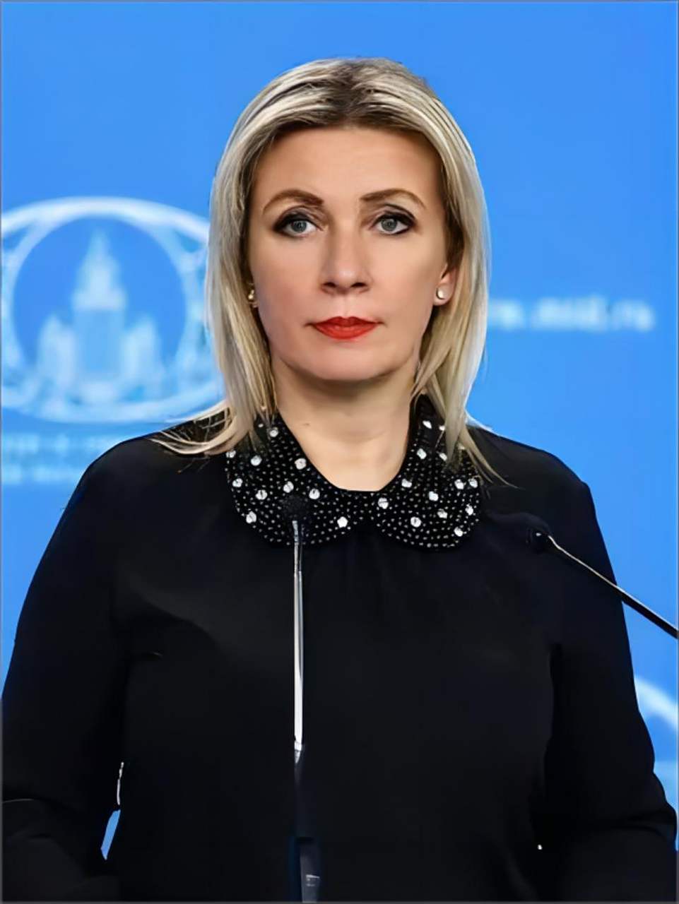 俄罗斯联邦外交部新闻发言人玛丽亚·扎哈罗娃,金发碧眼,双腿修长