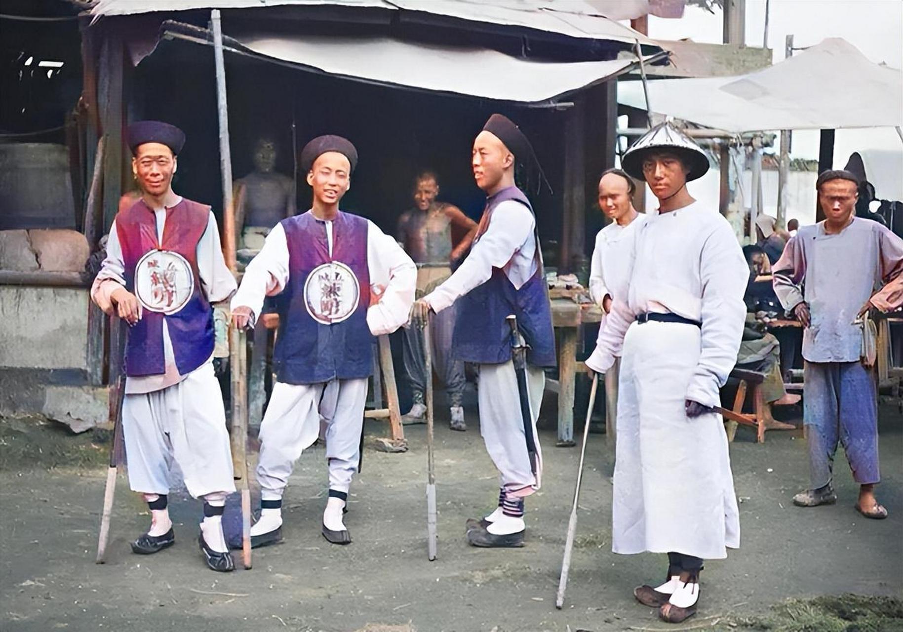 绿营清兵是清军的常备武装力量,但这里这个绿不是绿色的绿,而是绿林的