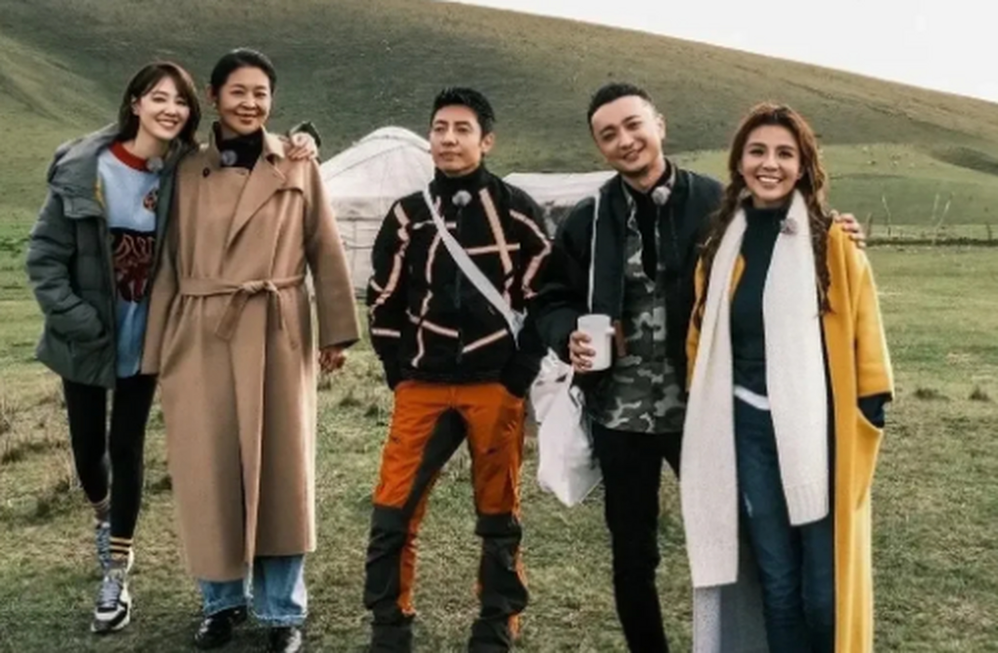 央视主持人倪萍,朱迅,撒贝宁,尼格买提和王冠昔日罕见结伴游玩!