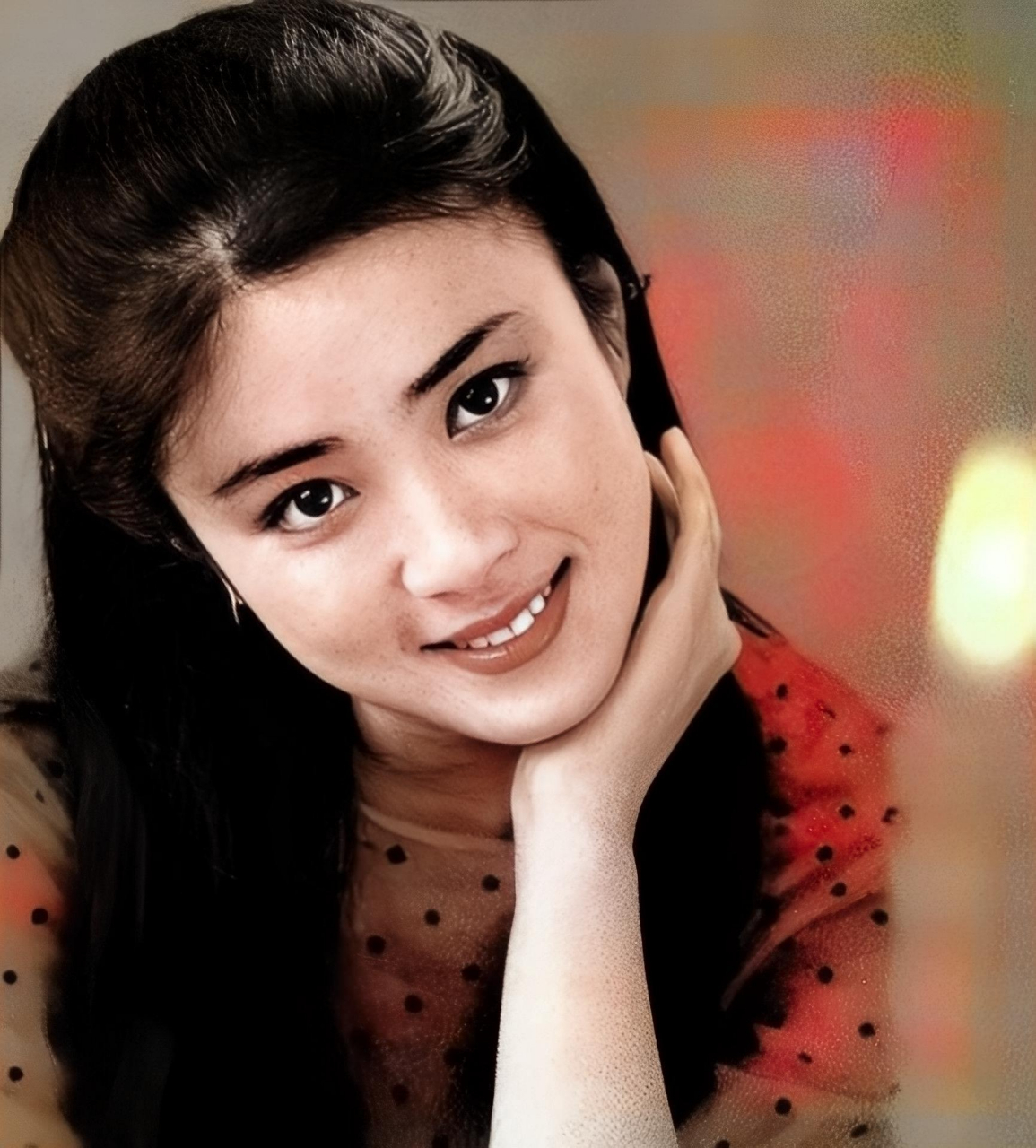 傅艺伟正处于她美丽的巅峰.照片里,她五官精致,皮肤白皙透亮,还有那迷