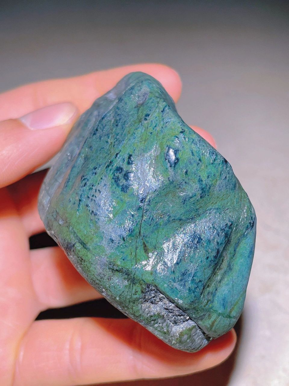 2公斤缅甸老坑南齐墨翠料,尺寸6-5-4厘米 块形规整,皮壳老辣,重量压手