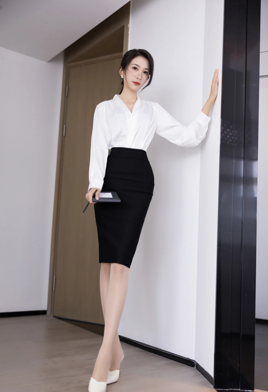 白色衬衫为她增添一份职业气质,黑色短裙展现她修长双腿.