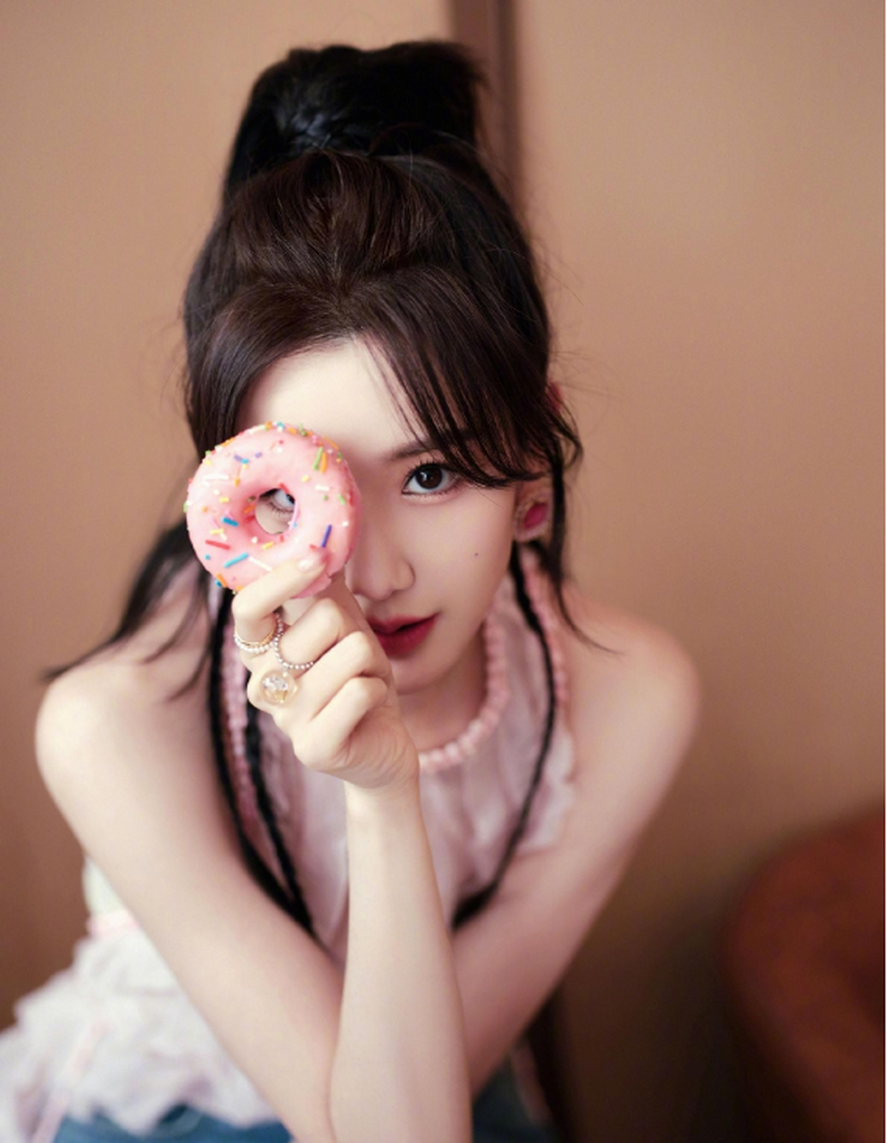 背心牛仔裤甜辣十足 笑容灿烂元气满满  毛晓彤是一位内地著名女星,她