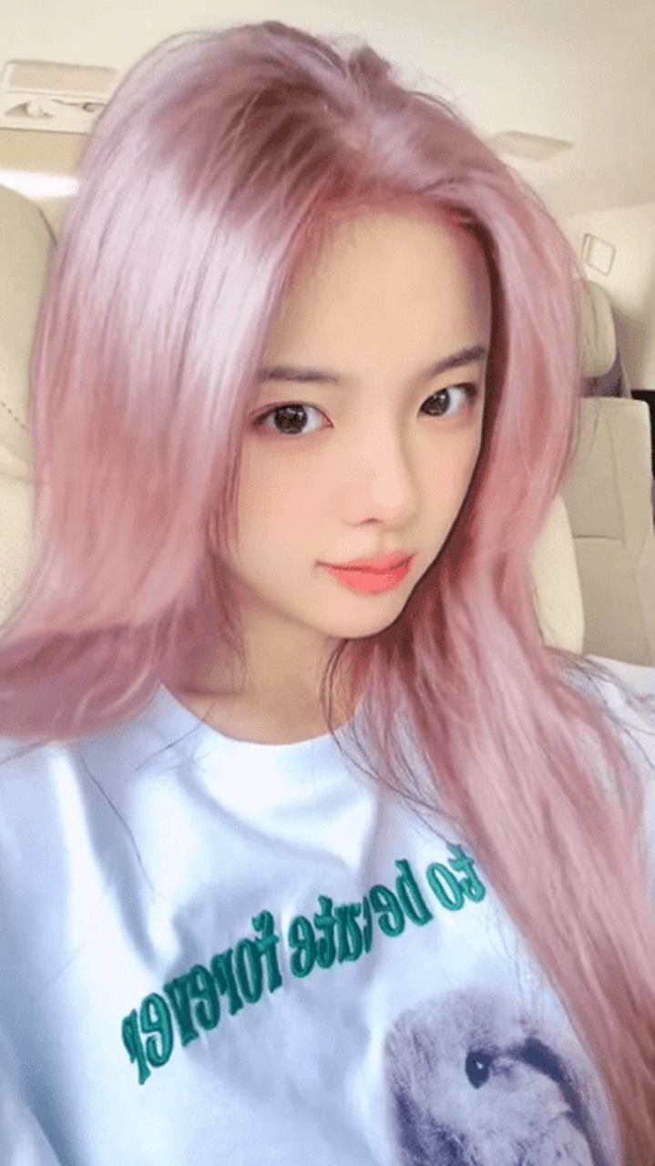 杨超越粉发滤镜自拍##杨超越樱花发色滤镜# 真的好漂亮 妹宝