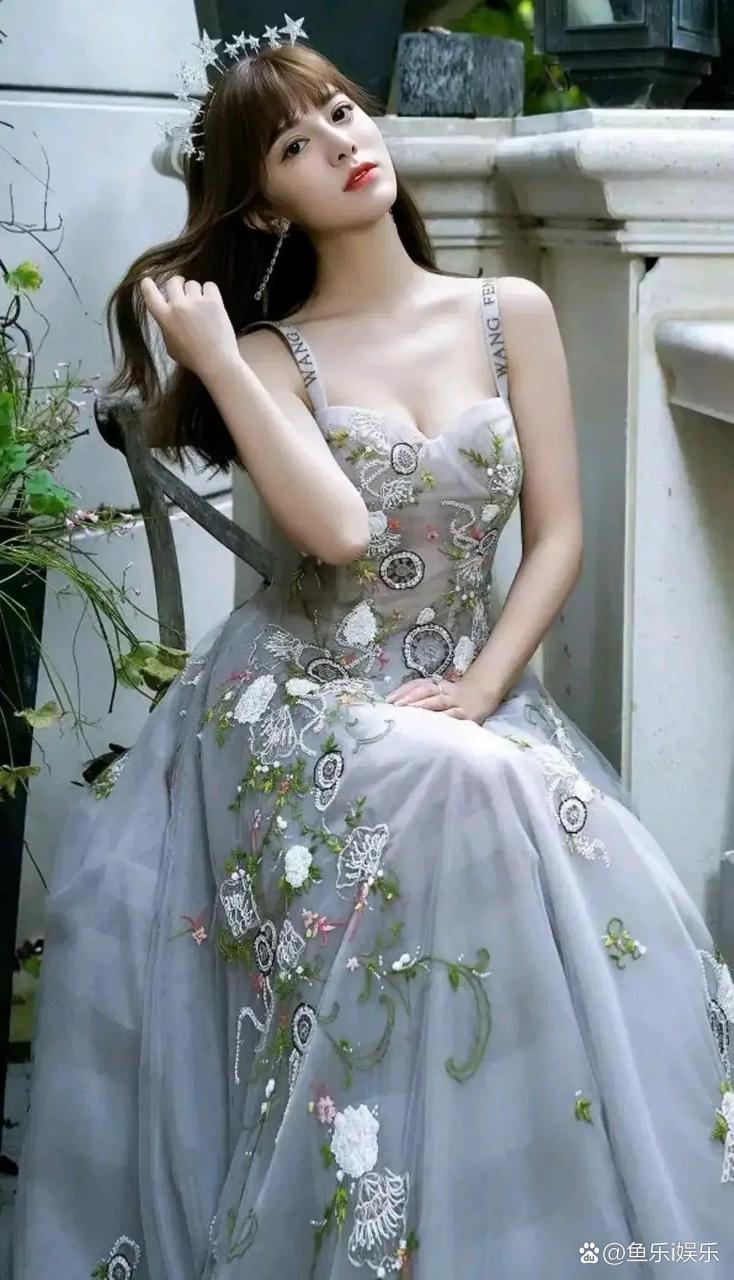 阿兰深v摸胸礼服,浑身上下散发着女人的魅力,身穿针织连衣裙,优雅迷人